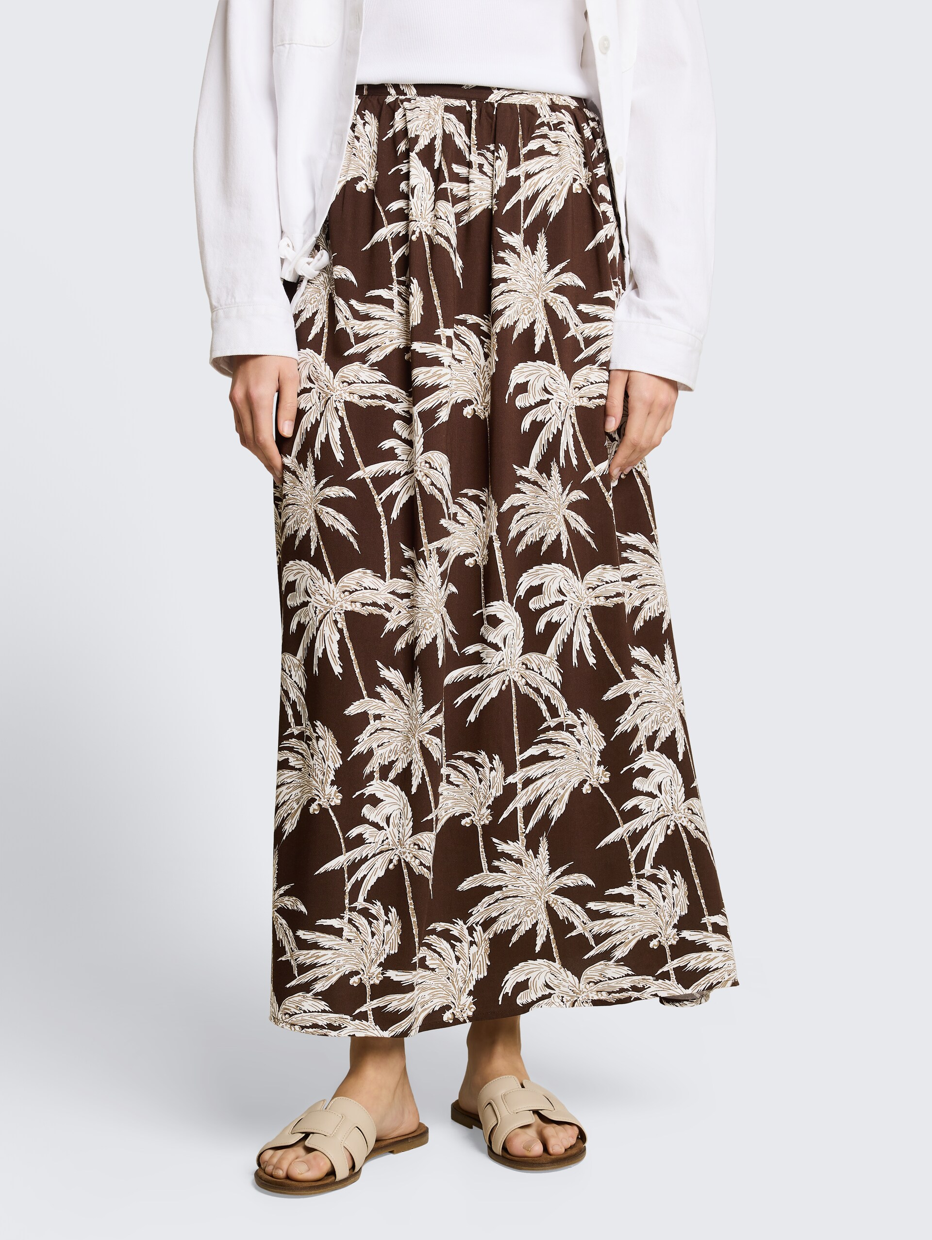 Maxirok van viscose - brown palmtree print - Nek model vooraanzicht