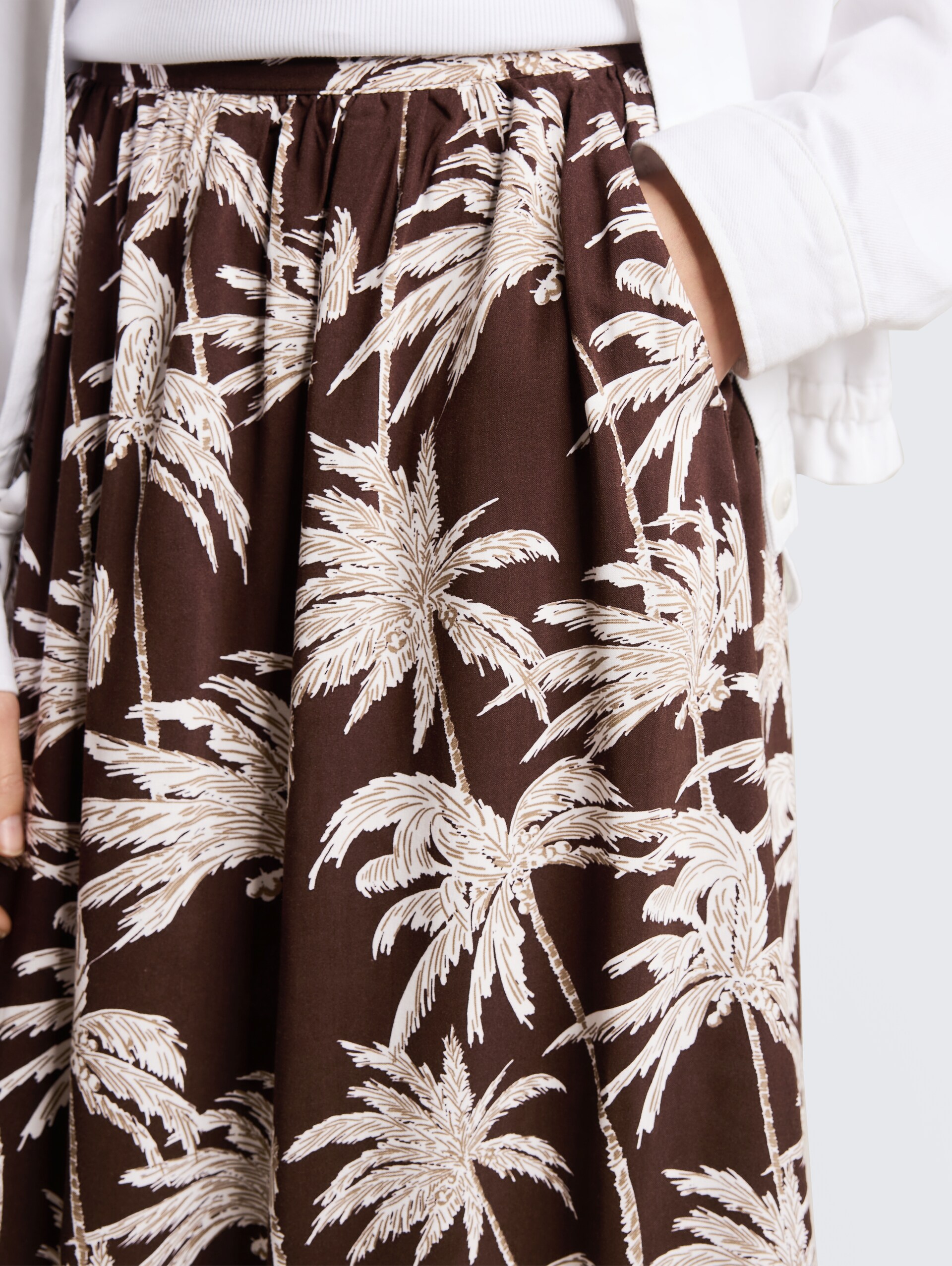 Maxirok van viscose - brown palmtree print - Detailaanzicht model