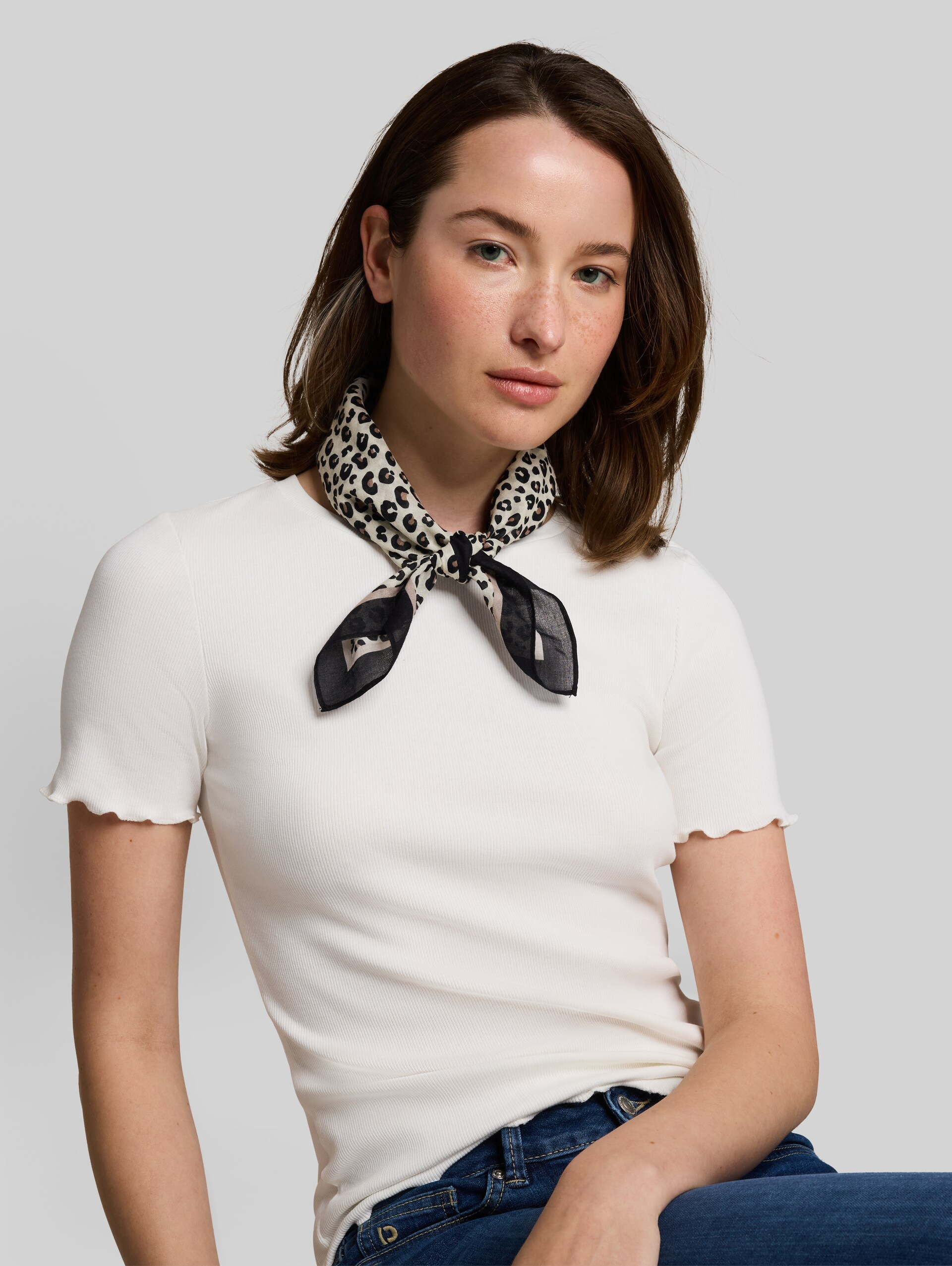 Bandana Halstuch mit Leo-Print - beige brown leo print - Ausschnitt Model-Vorderansicht
