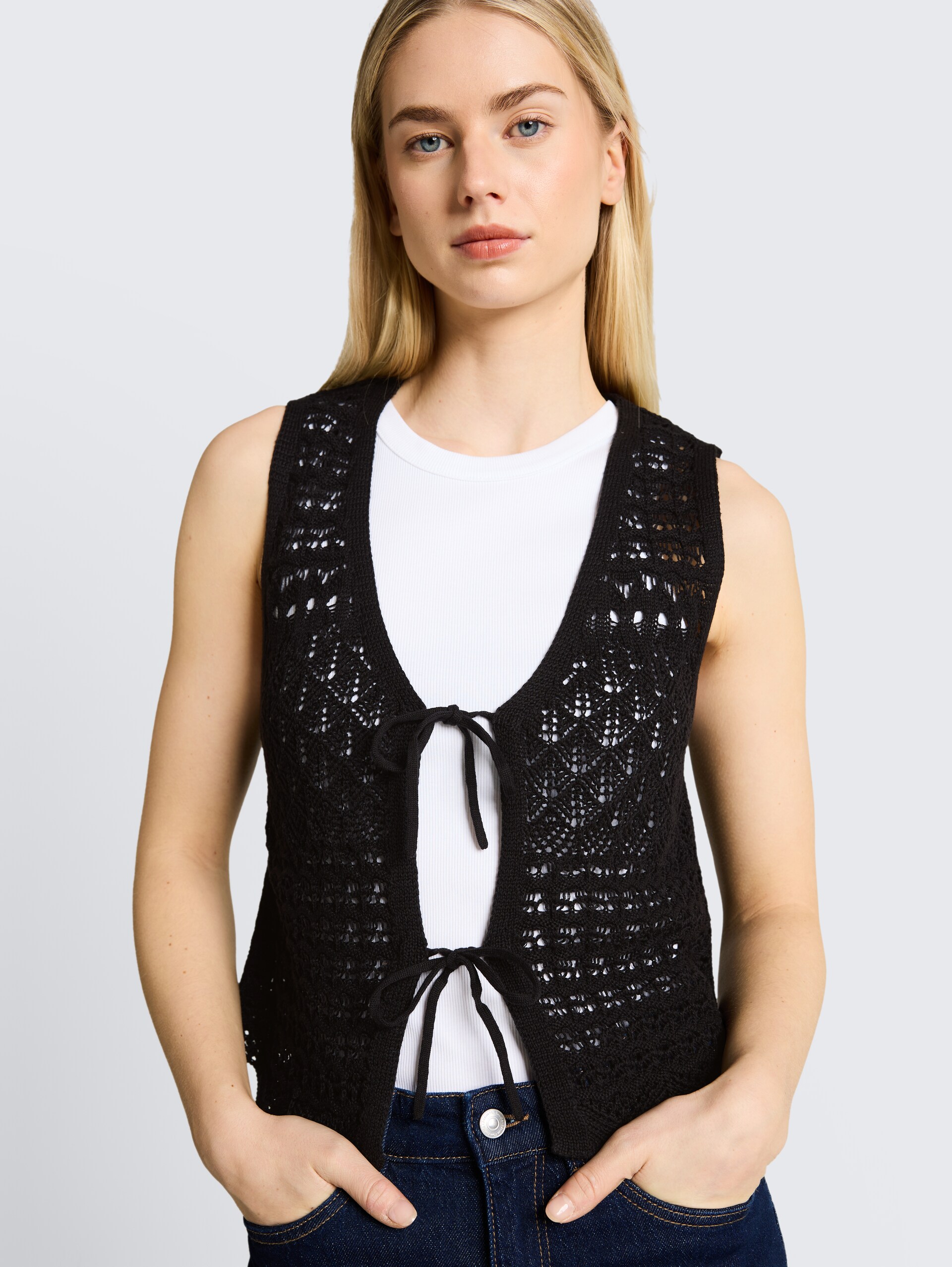 Gebreide vesten met gaasmotief - deep black - Detailaanzicht model