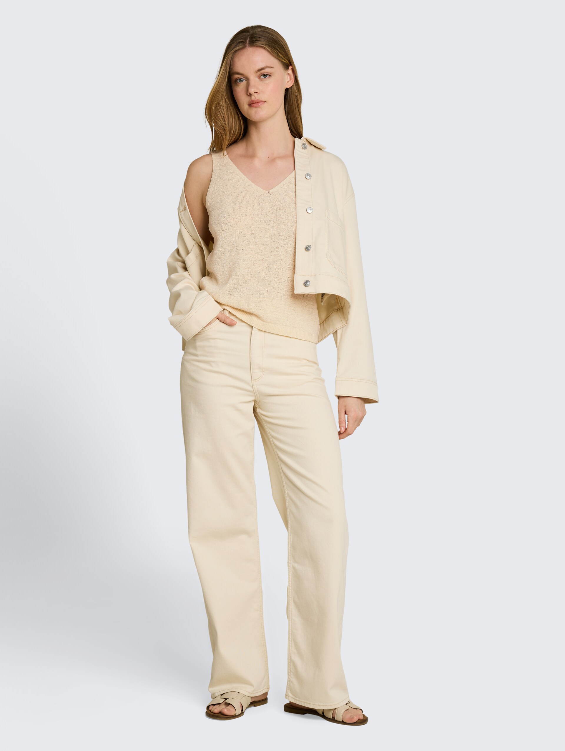 Relaxed Fit Stricktop mit V-Ausschnitt - Dove White - Model-Vorderansicht