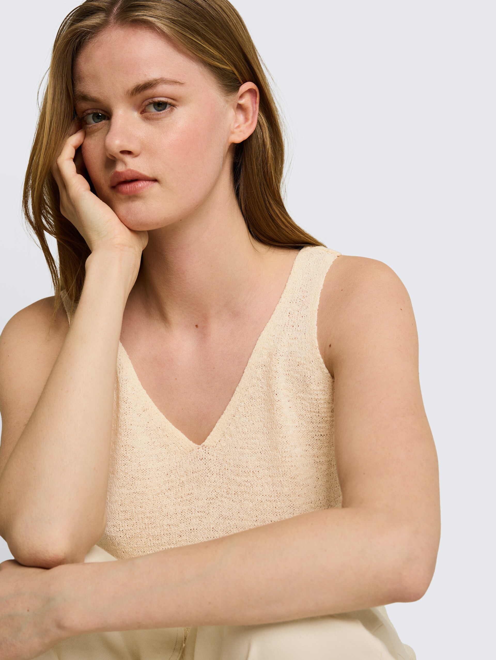 Relaxed Fit Stricktop mit V-Ausschnitt - Dove White - Detail-Model-Ansicht