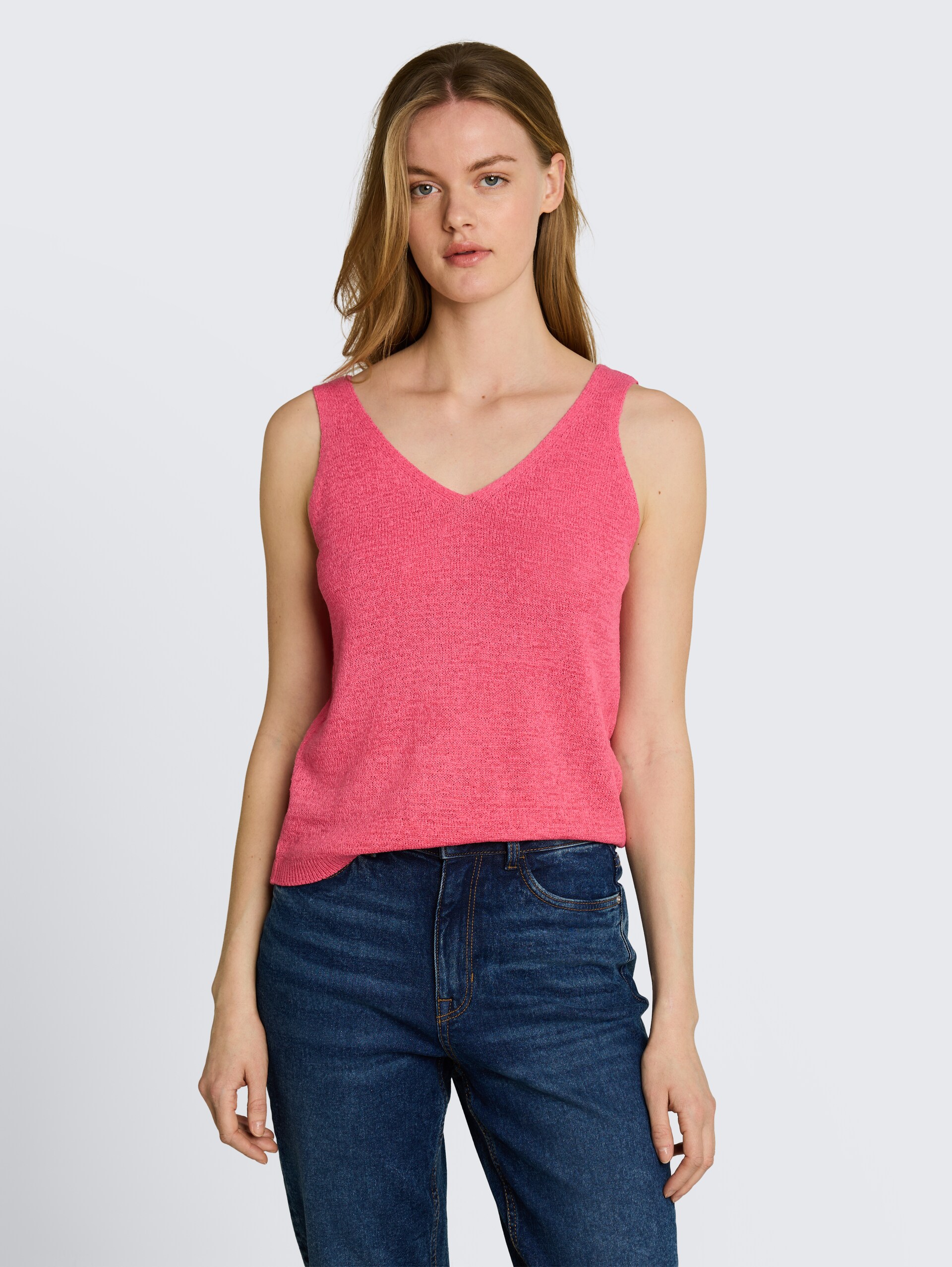 Relaxed fit gebreide top met V-hals - soft bright pink - Nek model vooraanzicht
