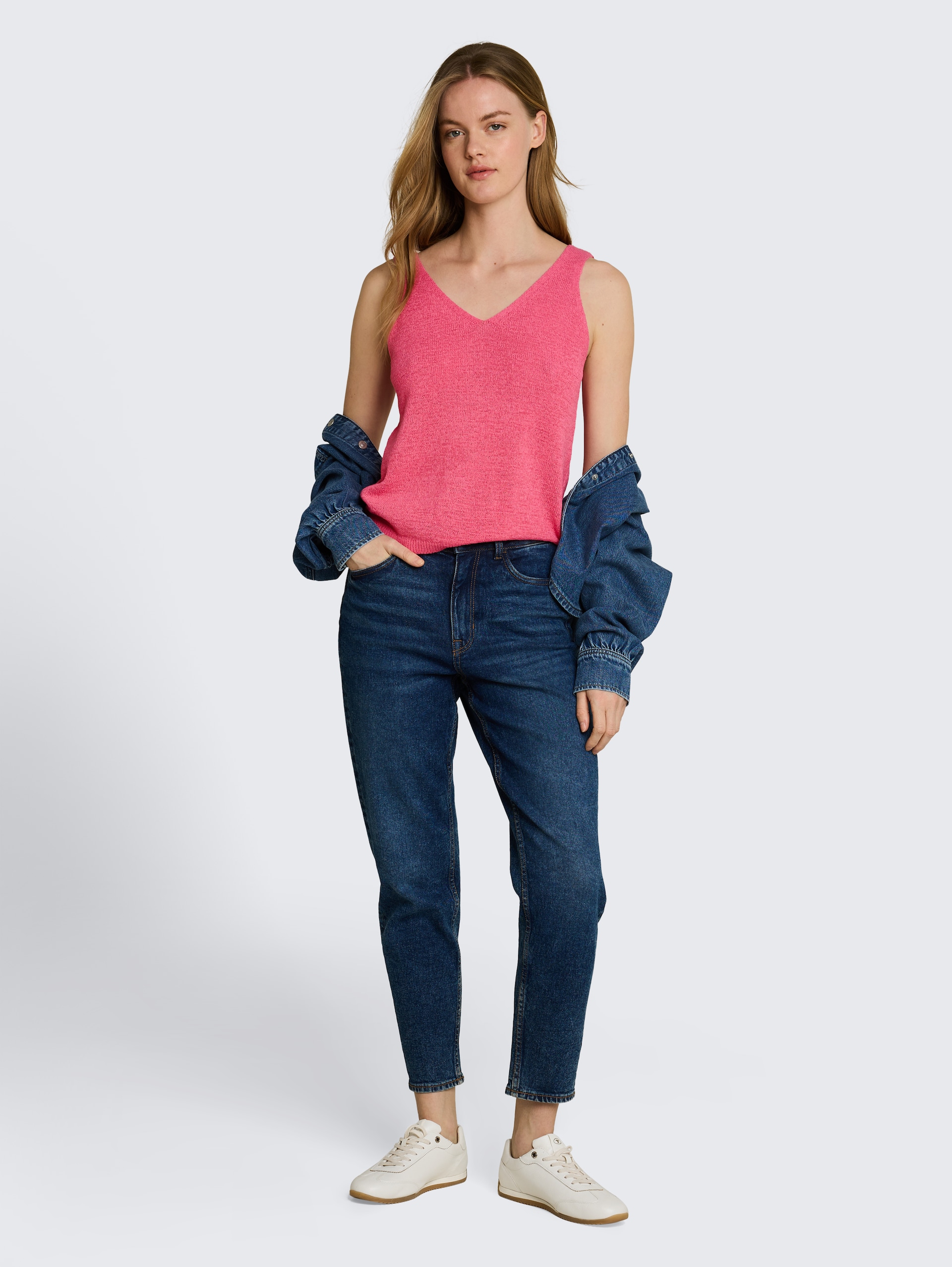 Relaxed fit gebreide top met V-hals - soft bright pink - Model vooraanzicht