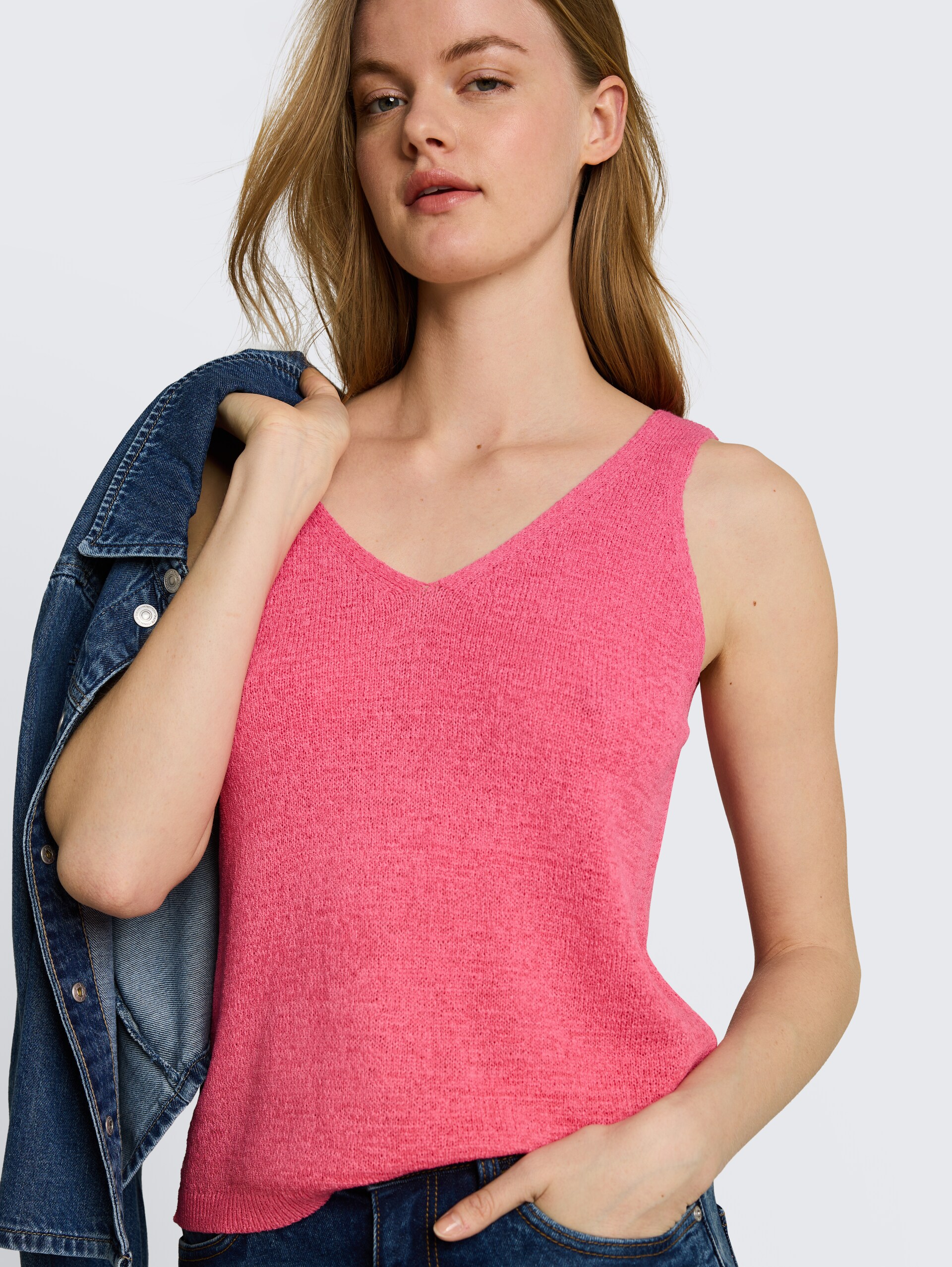 Relaxed fit gebreide top met V-hals - soft bright pink - Detailaanzicht model