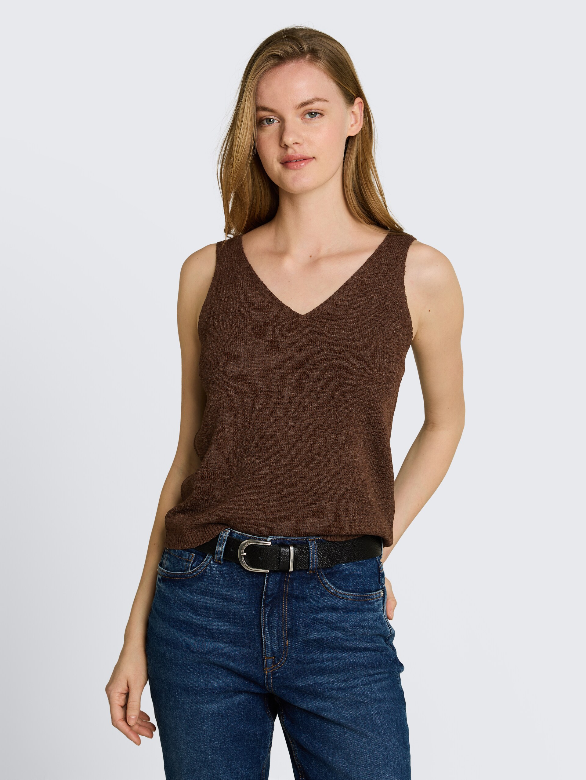 Relaxed Fit Stricktop mit V-Ausschnitt - cool dark brown - Ausschnitt Model-Vorderansicht