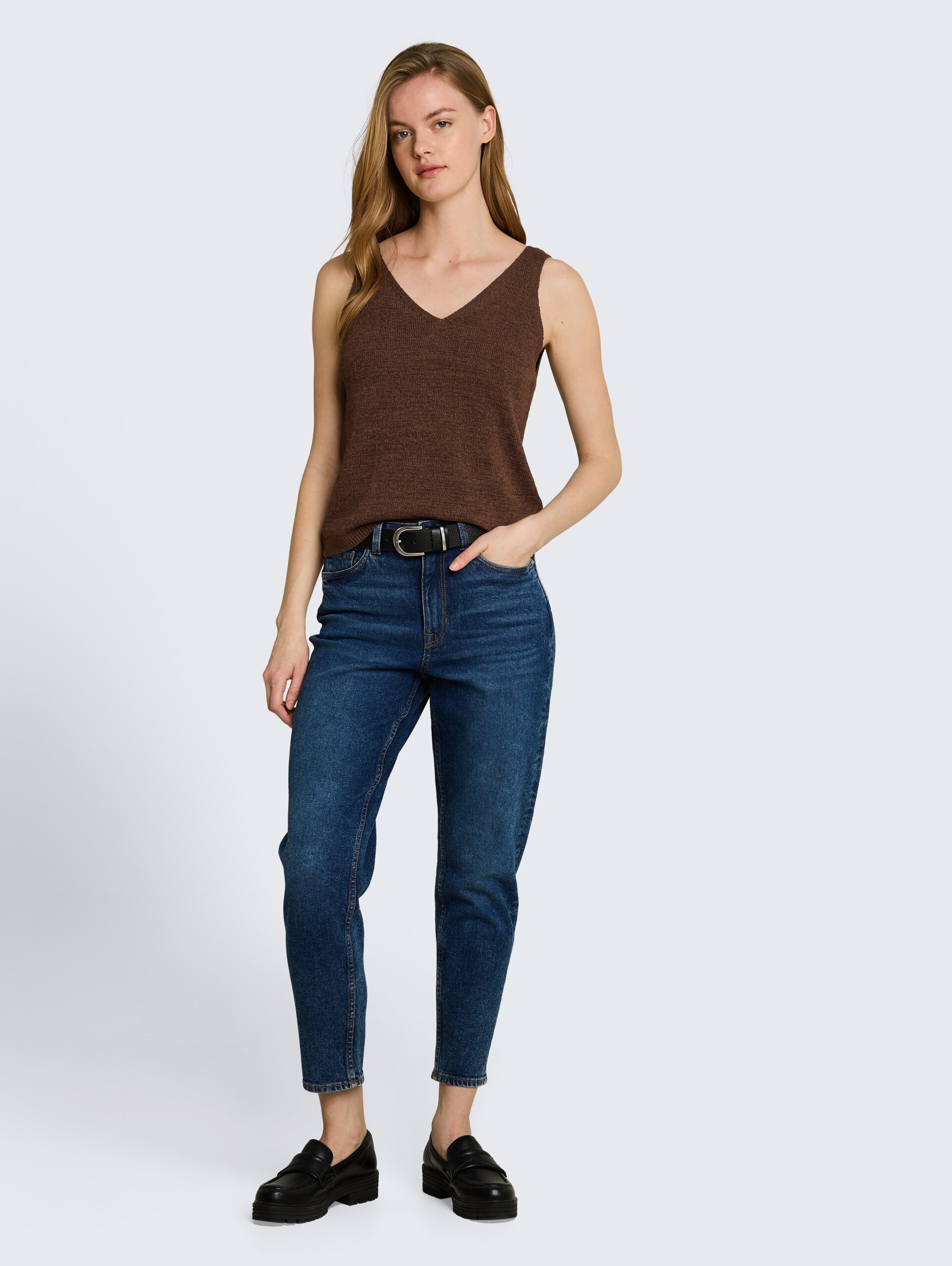 Relaxed Fit Stricktop mit V-Ausschnitt - cool dark brown - Model-Vorderansicht