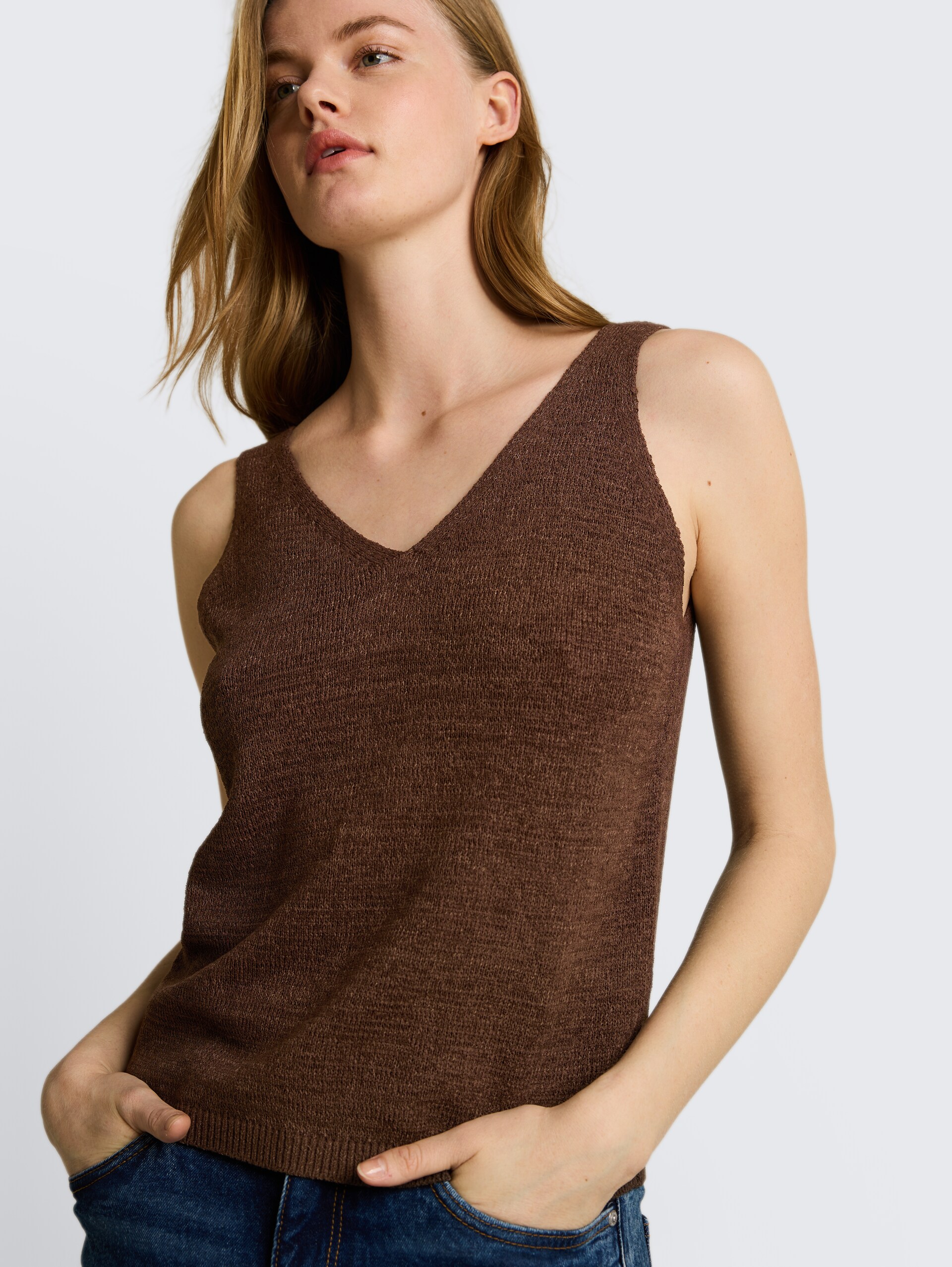 Relaxed Fit Stricktop mit V-Ausschnitt - cool dark brown - Detail-Model-Ansicht