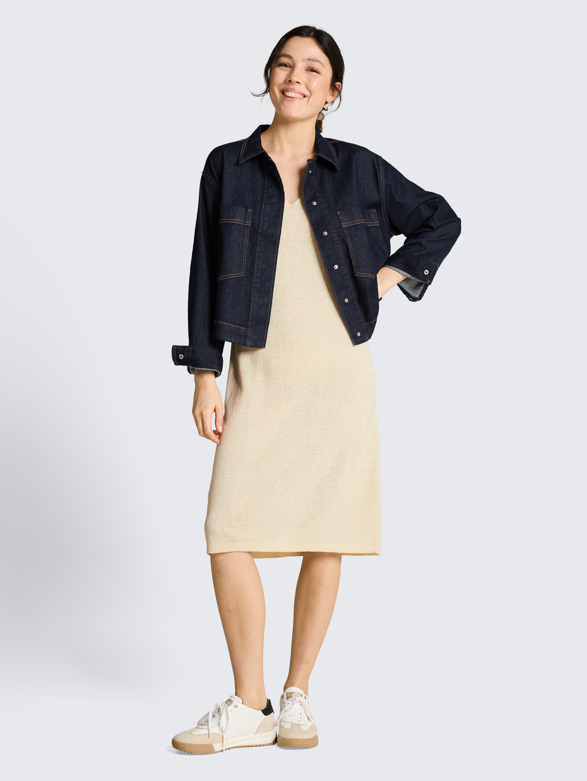 Losvallende gebreide jurk met V-hals - Dove White - zijaanzicht model
