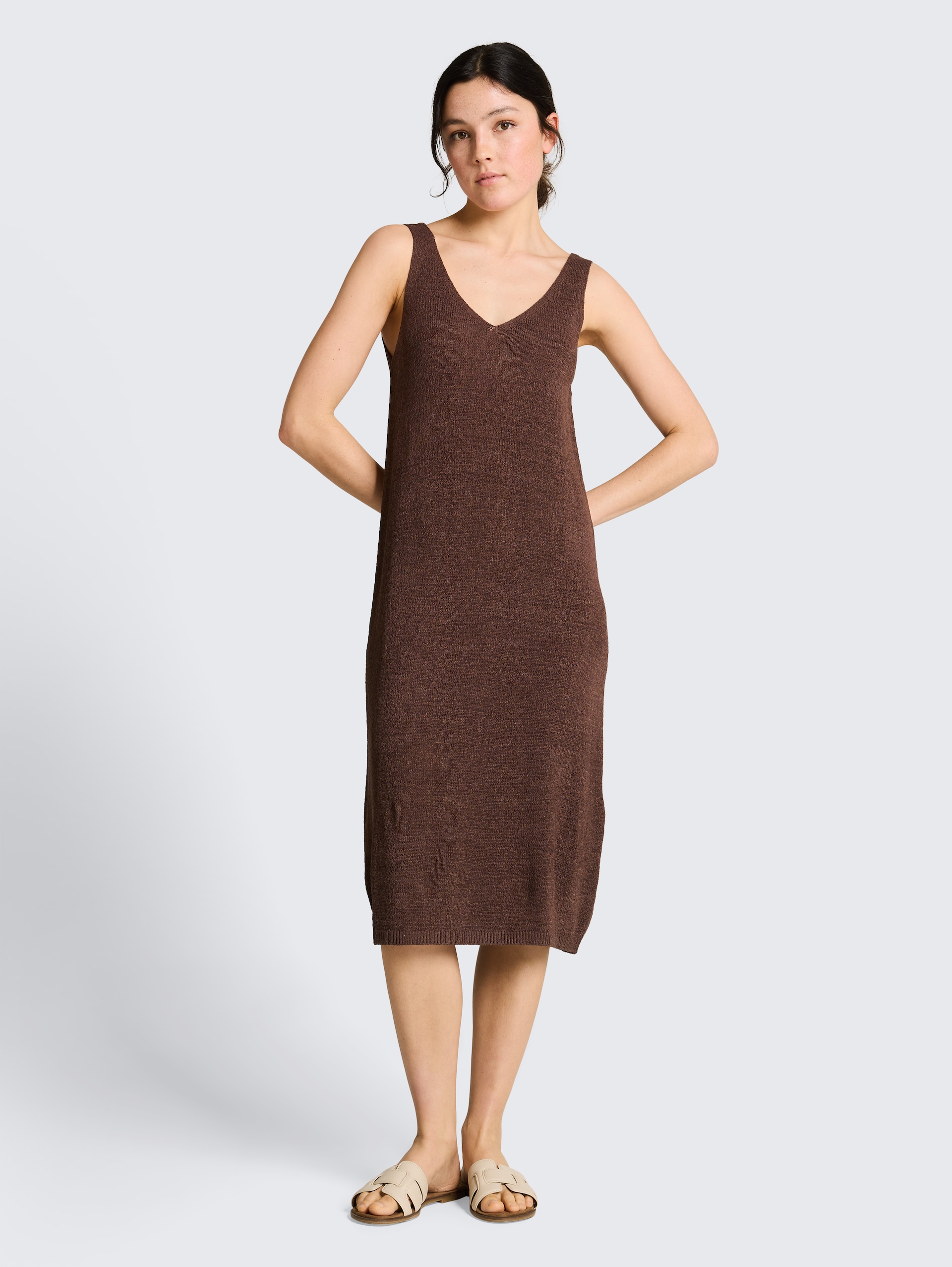 Losvallende gebreide jurk met V-hals - cool dark brown - Model vooraanzicht