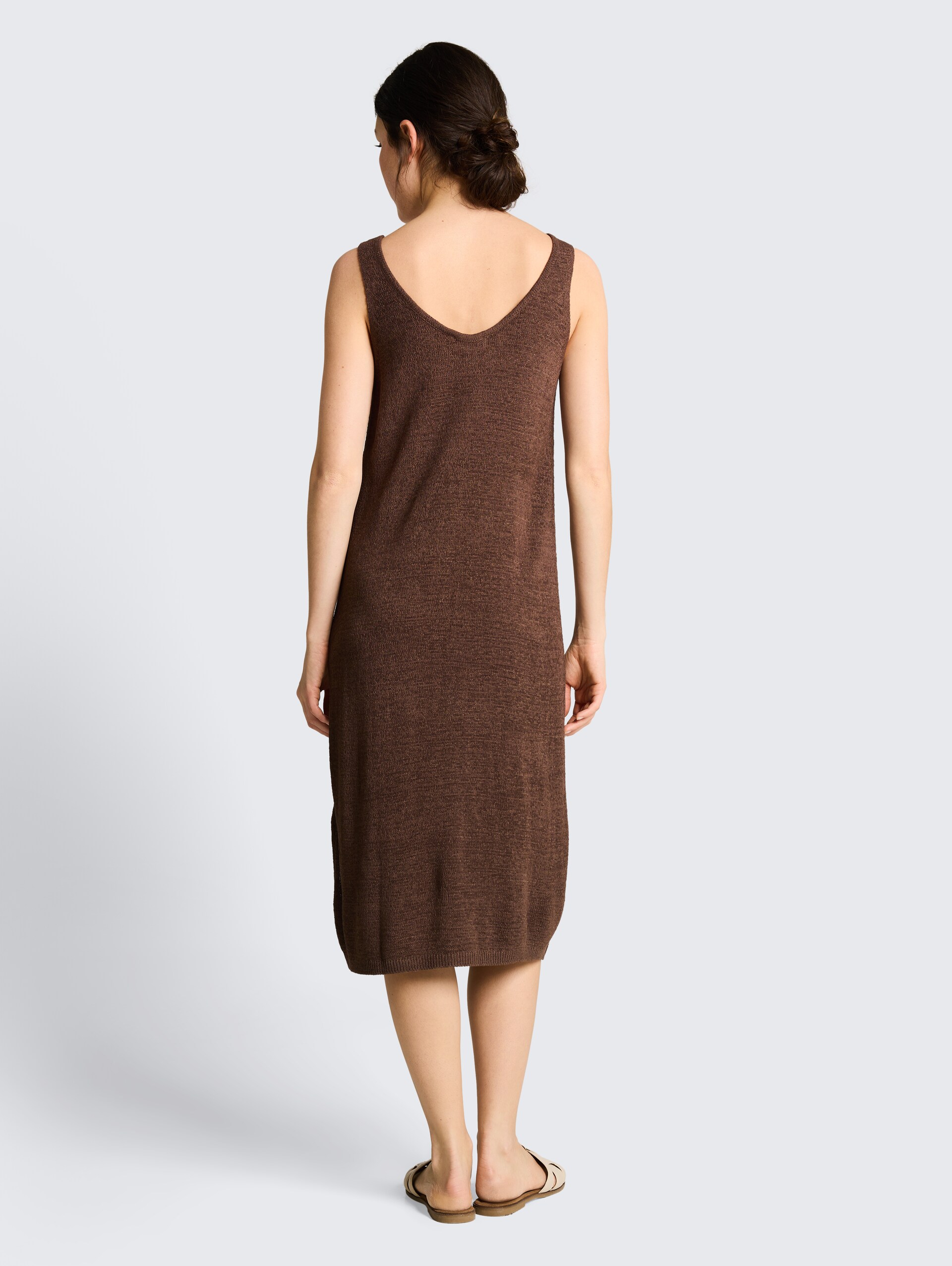Losvallende gebreide jurk met V-hals - cool dark brown - Model-achteraanzicht