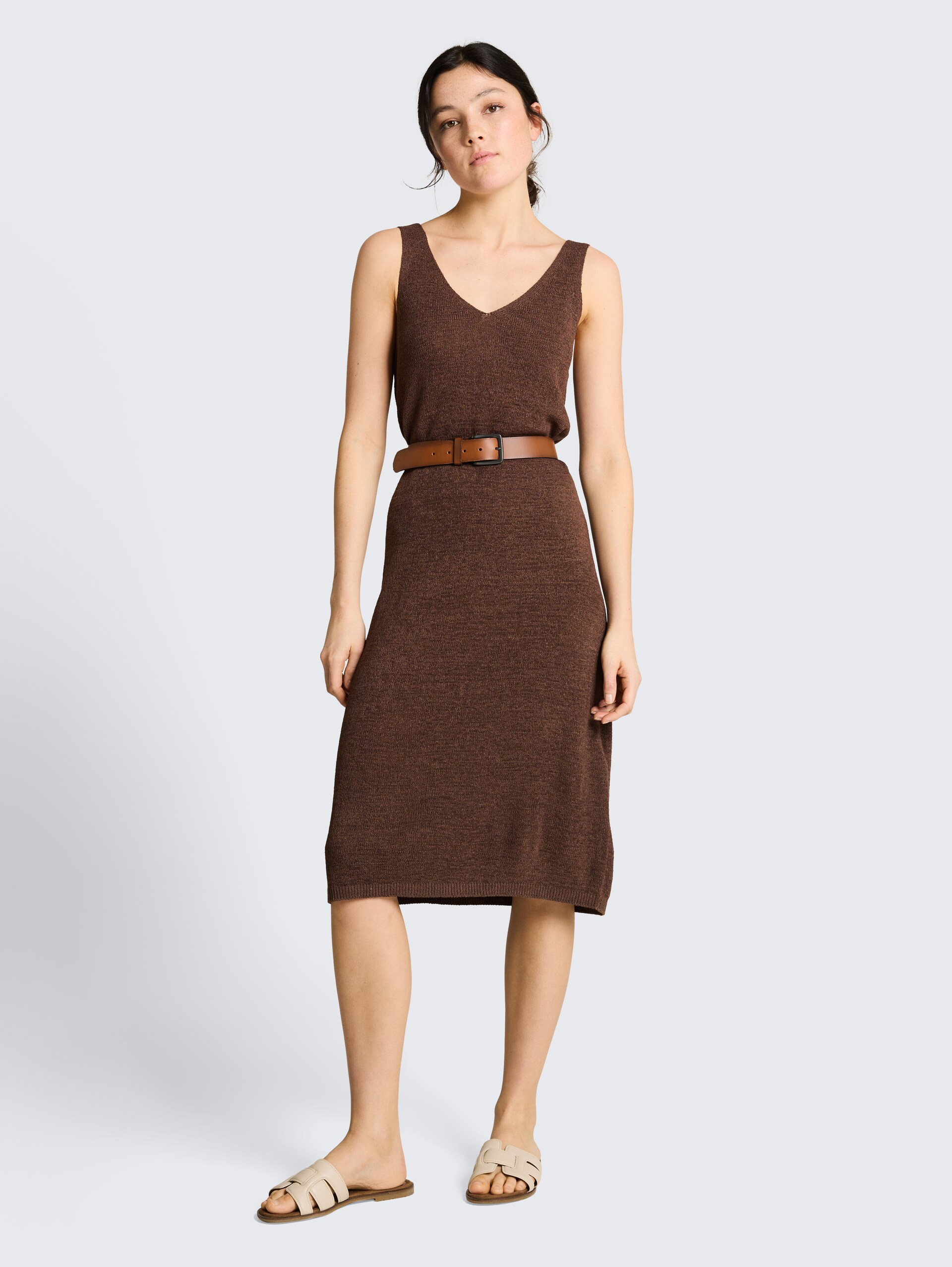 Losvallende gebreide jurk met V-hals - cool dark brown - zijaanzicht model