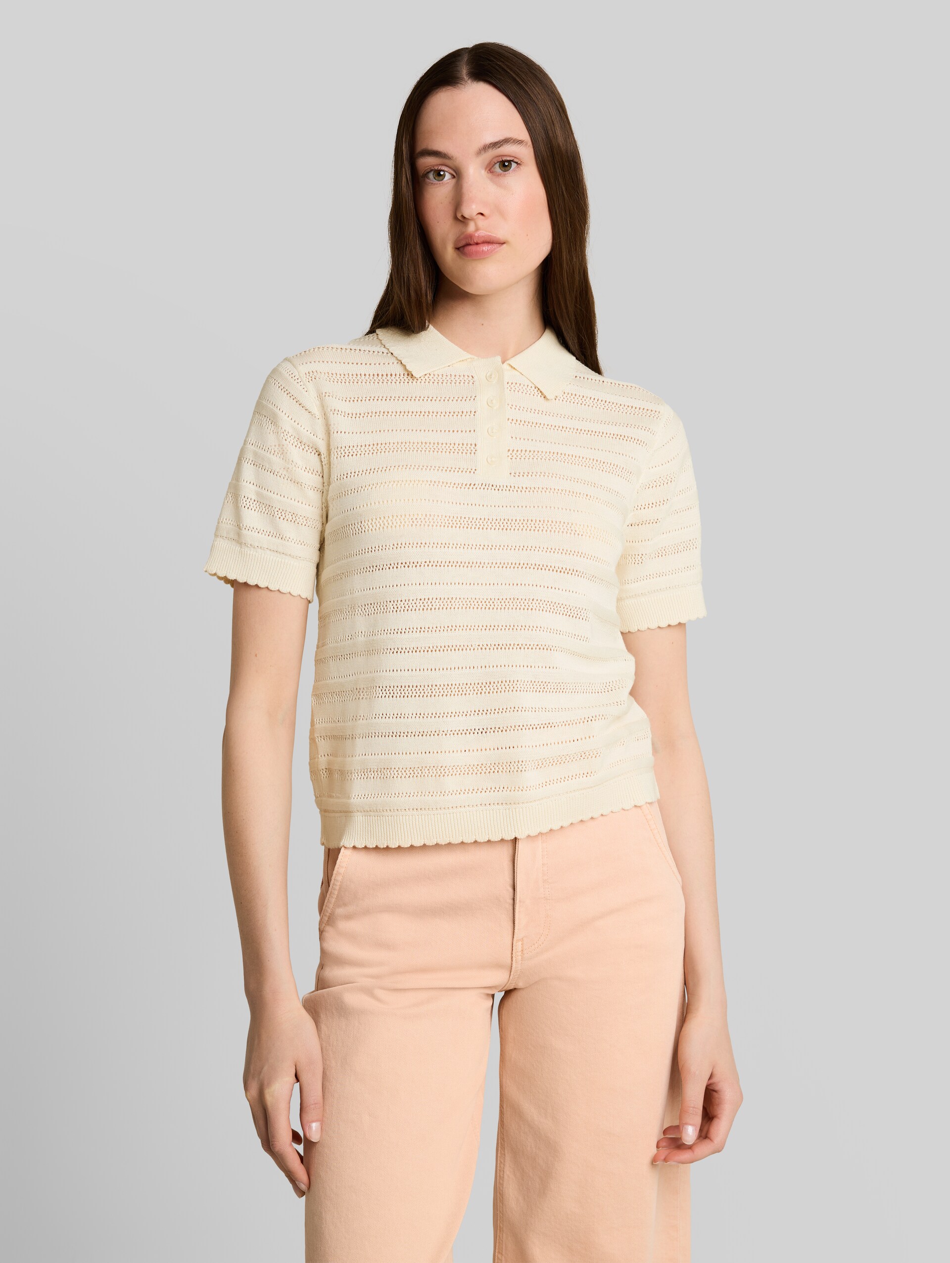Knitted polo shirt with eyelet pattern - Dove White - Neckline model front view
