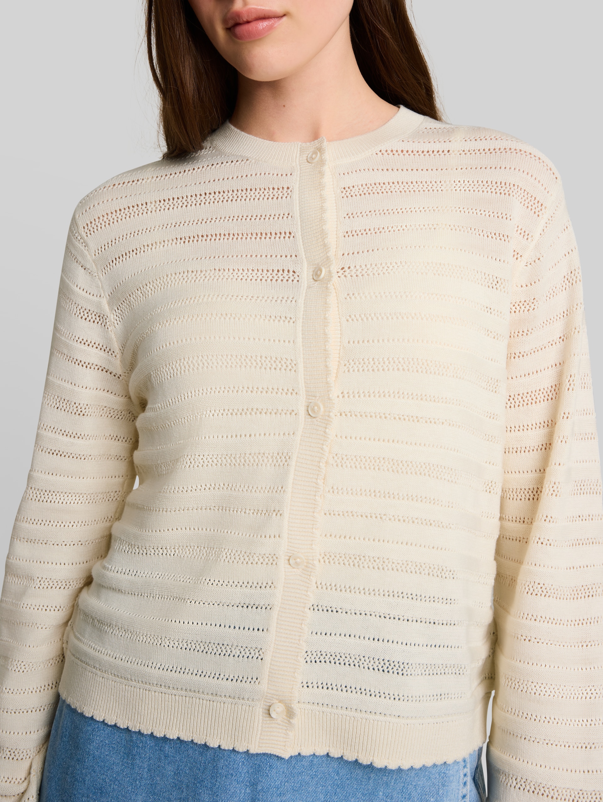Cardigan mit Lochmuster - Dove White - Detail-Model-Ansicht