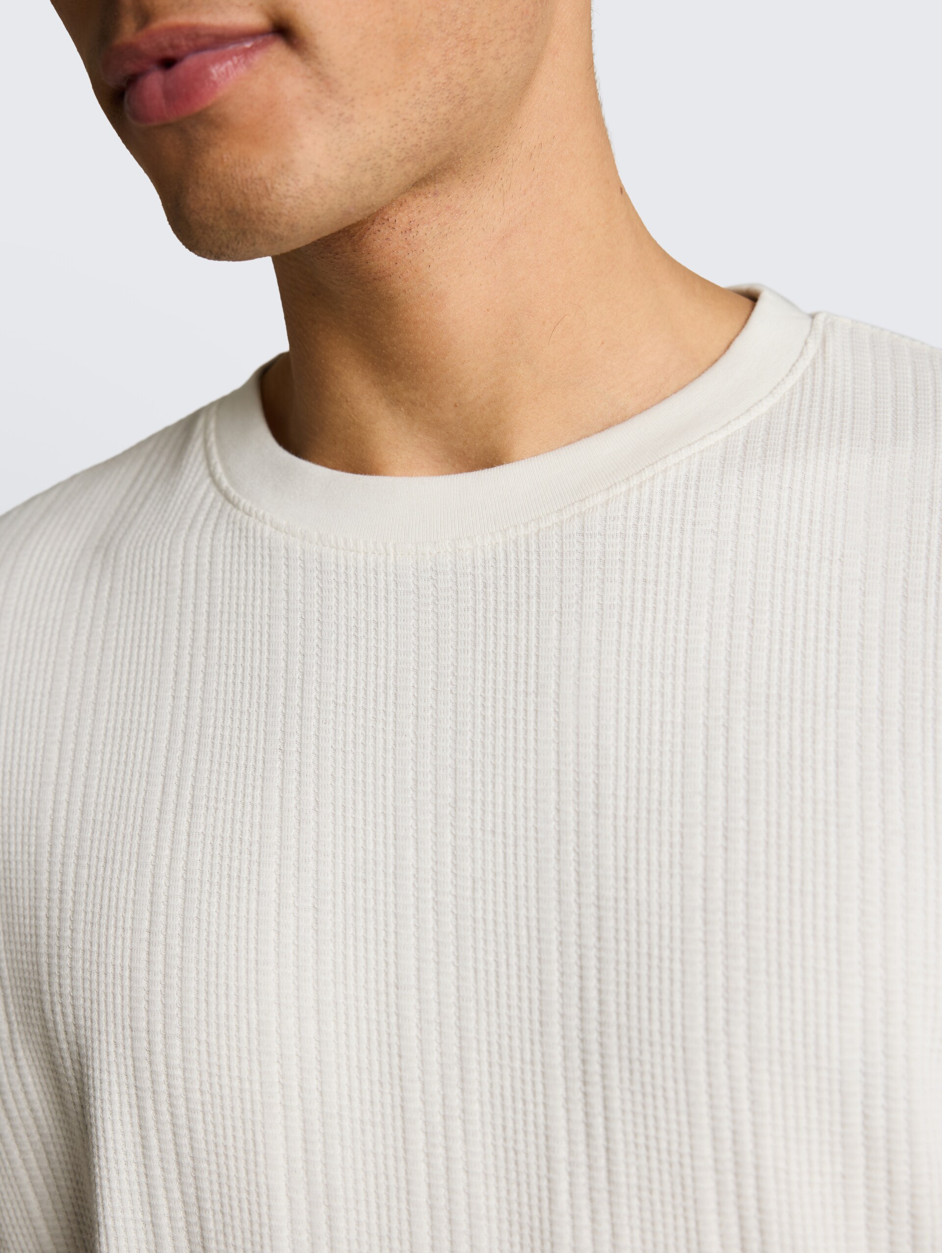 T-shirt met wafelstructuur - Wool White - Detailaanzicht model