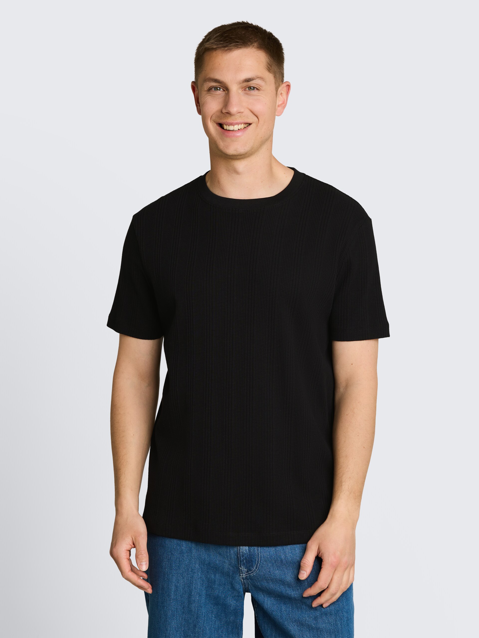 T-Shirt mit Waffelstruktur - Black - Ausschnitt Model-Vorderansicht