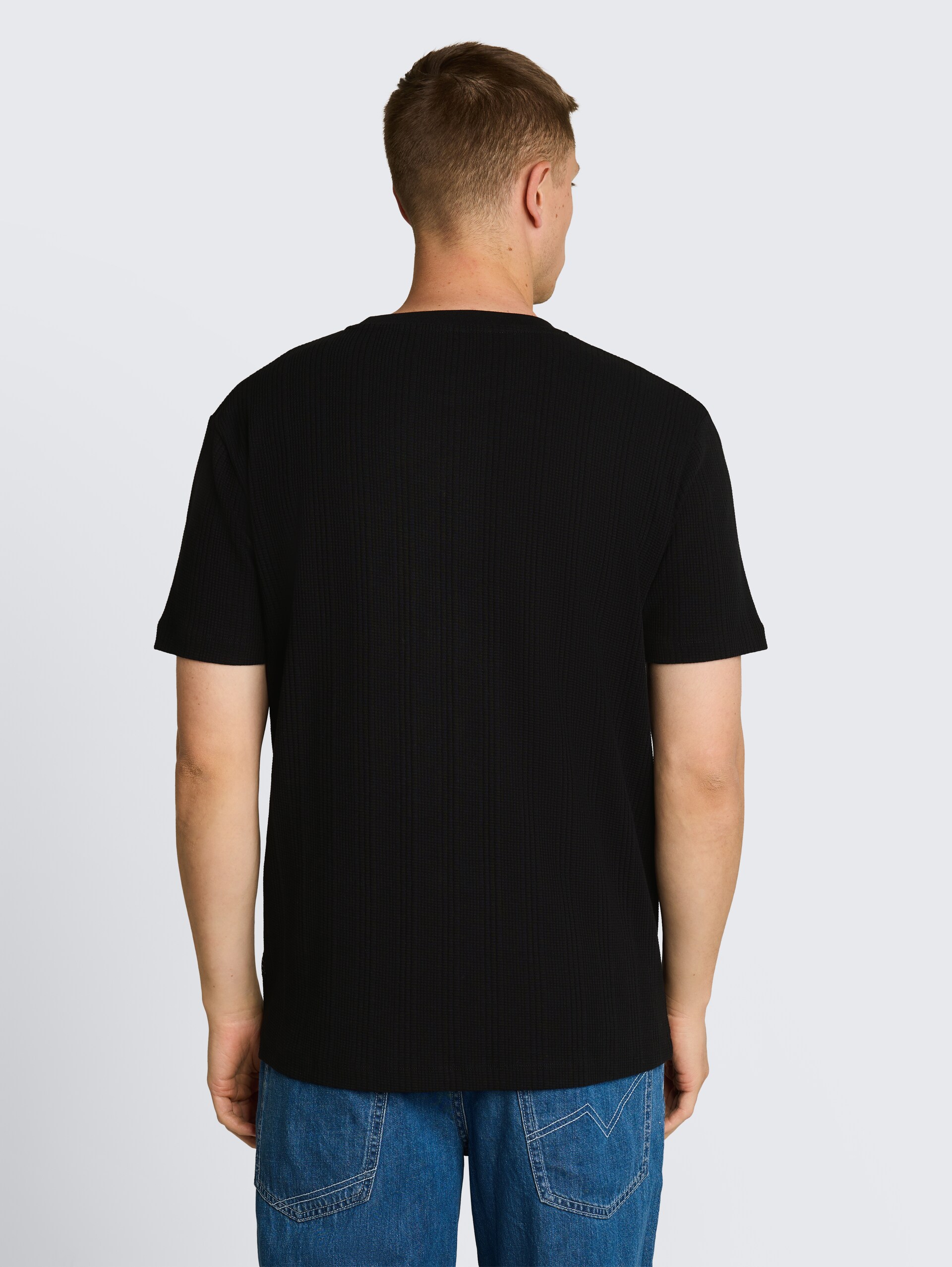 T-Shirt mit Waffelstruktur - Black - Auschnitt Model-Rückansicht