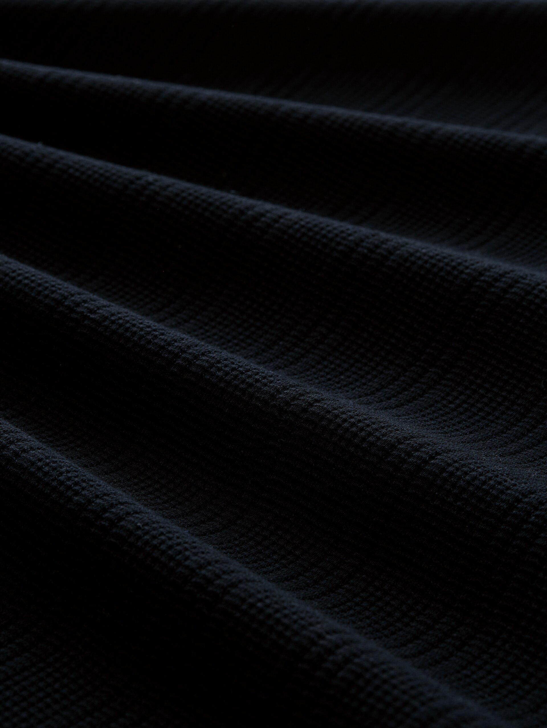 T-Shirt mit Waffelstruktur - Black - Material-Ansicht