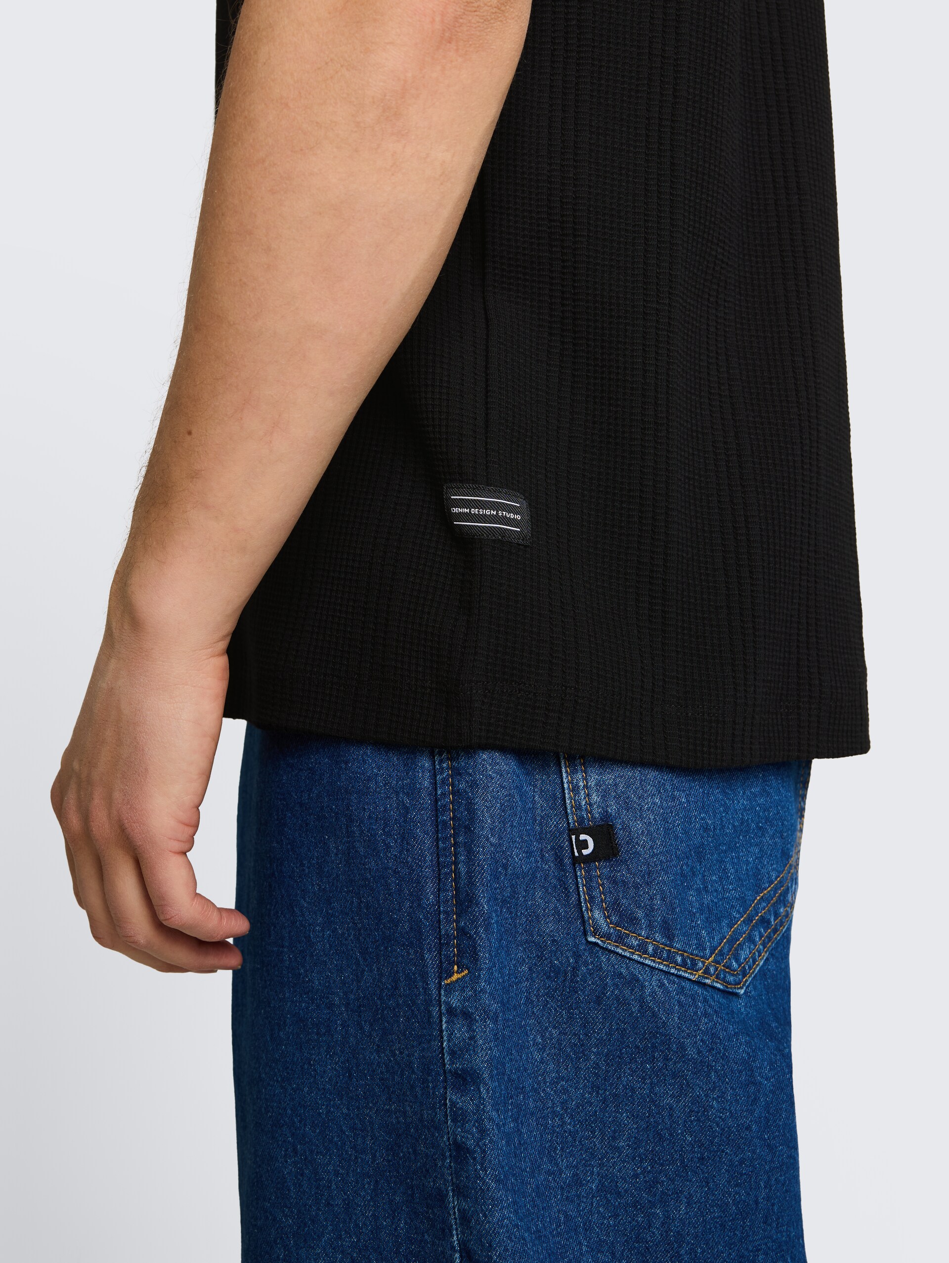 T-Shirt mit Waffelstruktur - Black - Detail-Model-Ansicht