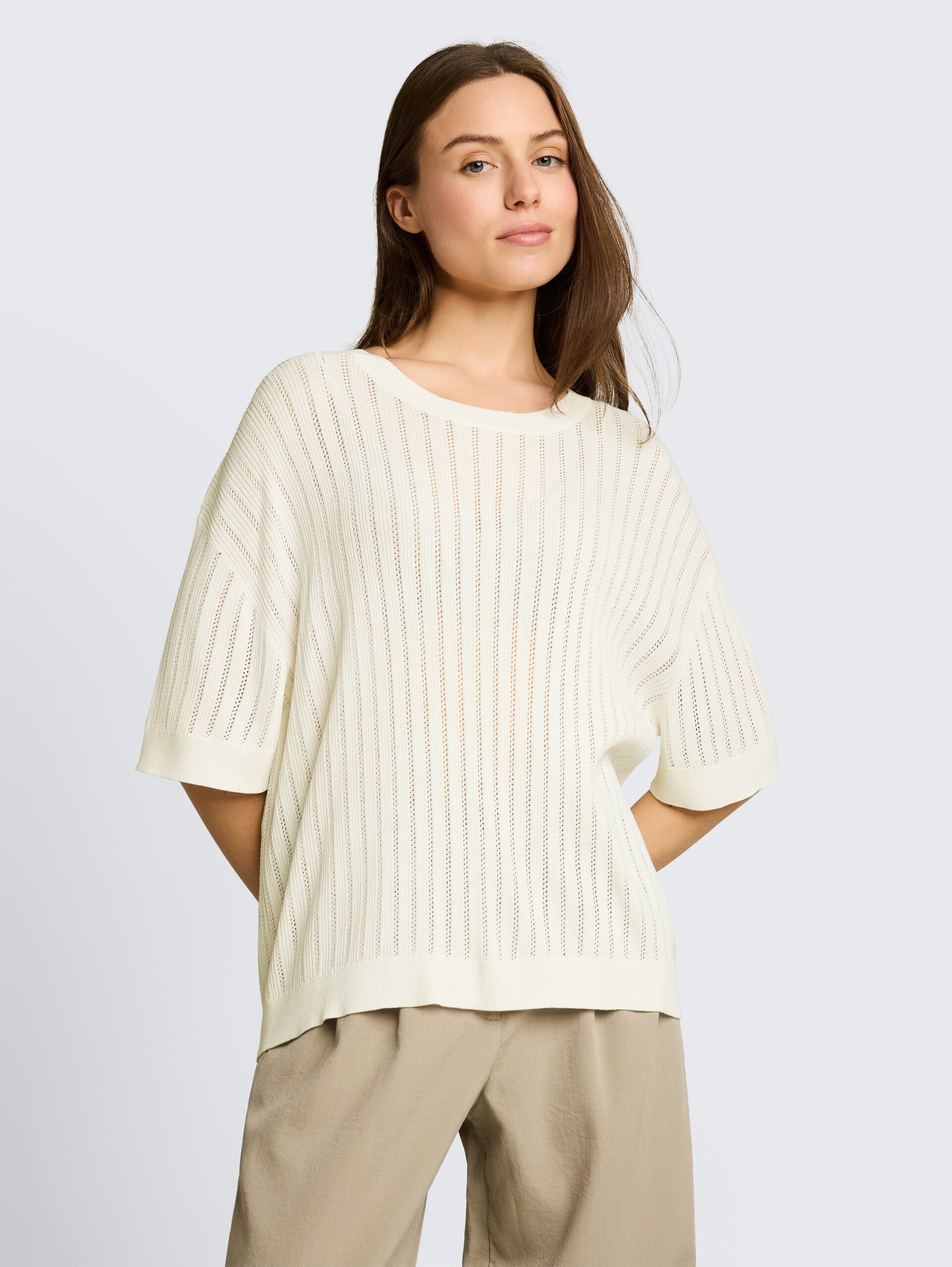 Loose Fit Pullover - Whisper White - Ausschnitt Model-Vorderansicht