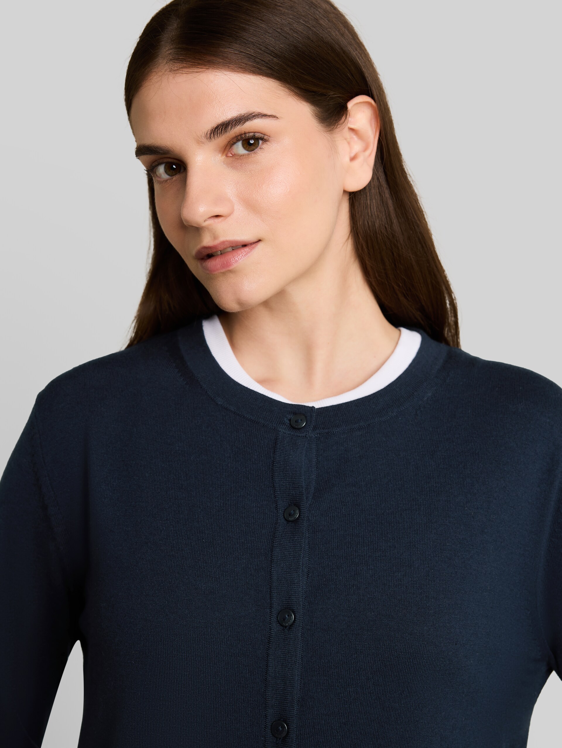 Cardigan mit Seidenanteil - sky captain blue - Detail-Model-Ansicht