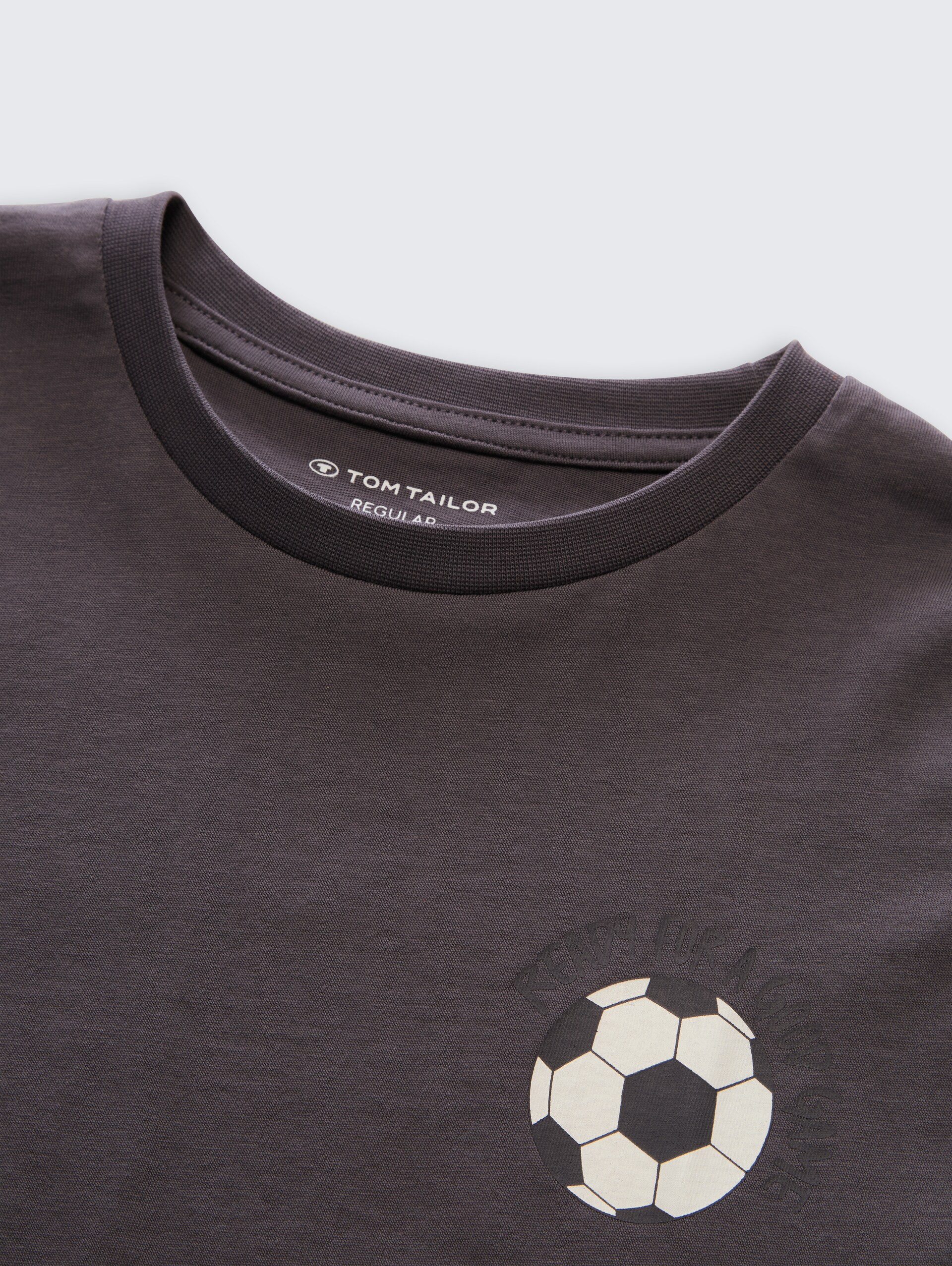 T-Shirt mit Foto-Print - dark urban grey - Detail-Model-Ansicht