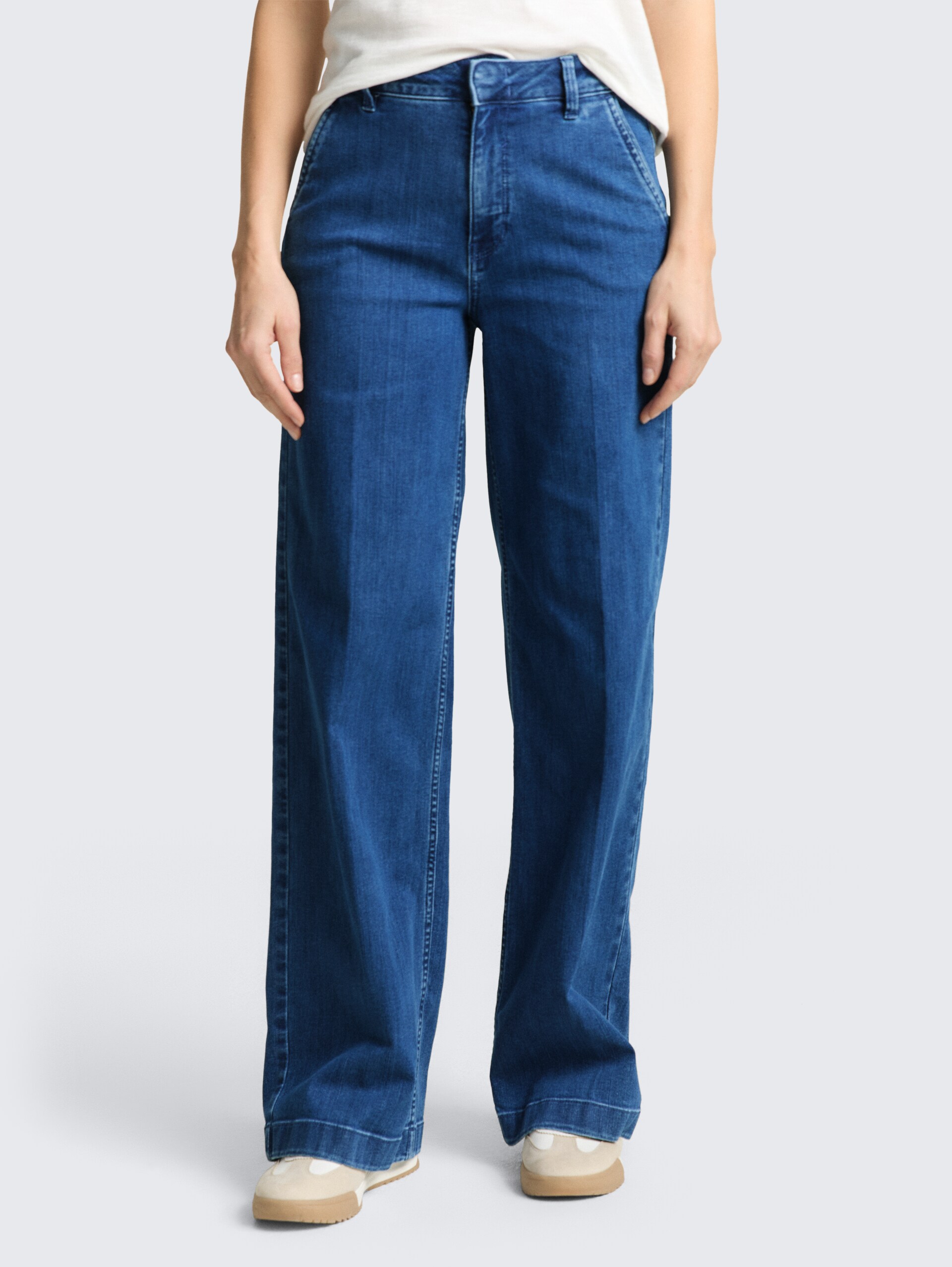 TTMADINA WIDE Jeans - mid stone bright blue denim - Ausschnitt Model-Vorderansicht