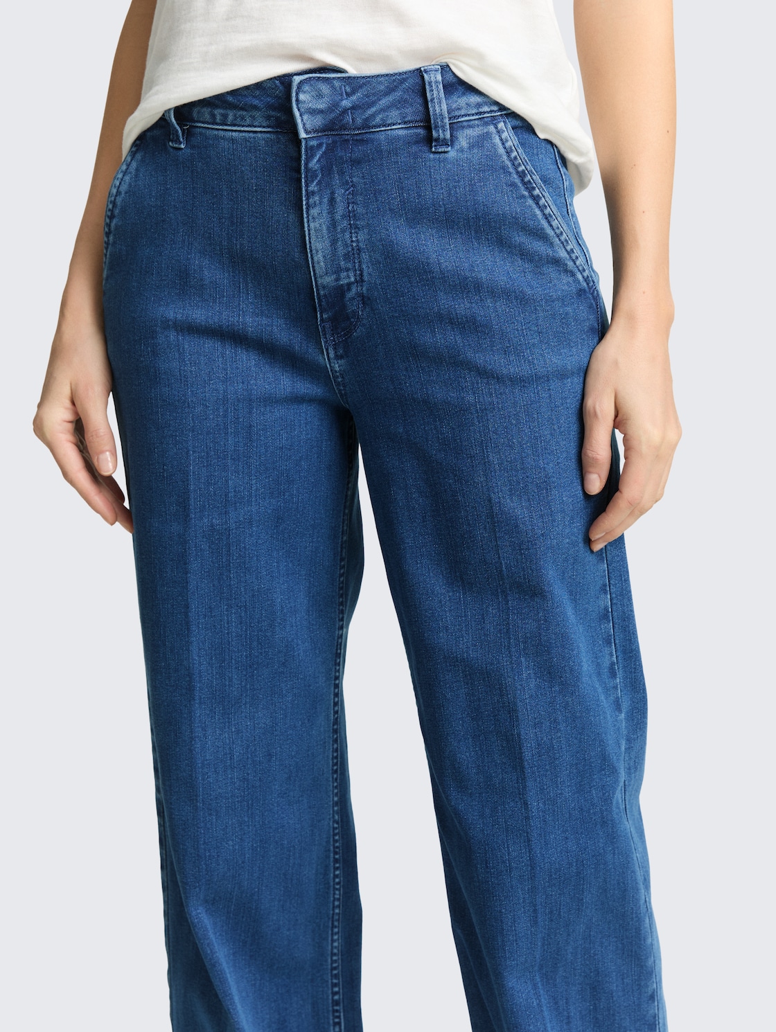TTMADINA WIDE Jeans - mid stone bright blue denim - Detail-Model-Ansicht