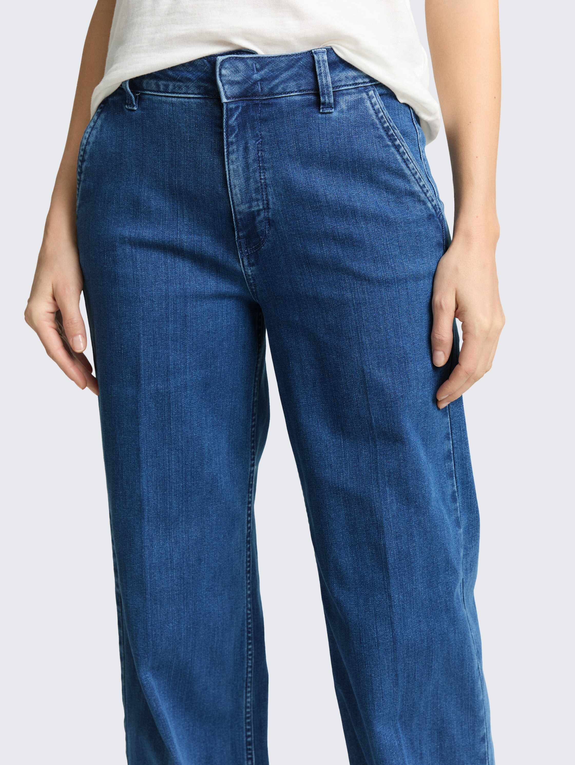TTMADINA WIDE Jeans - mid stone bright blue denim - Detail-Model-Ansicht