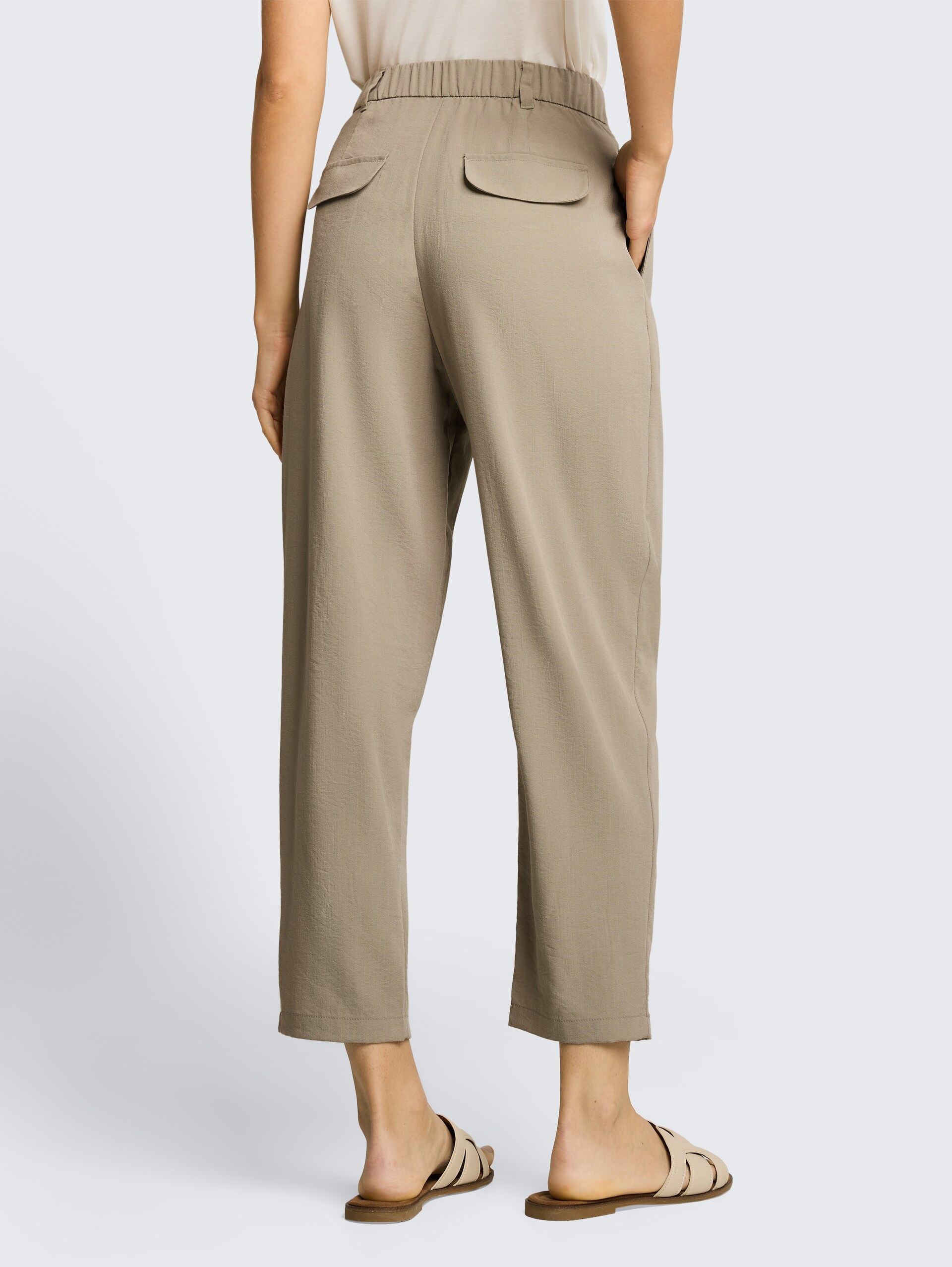 Cropped Barrel Hose - Silver Olive - Auschnitt Model-Rückansicht
