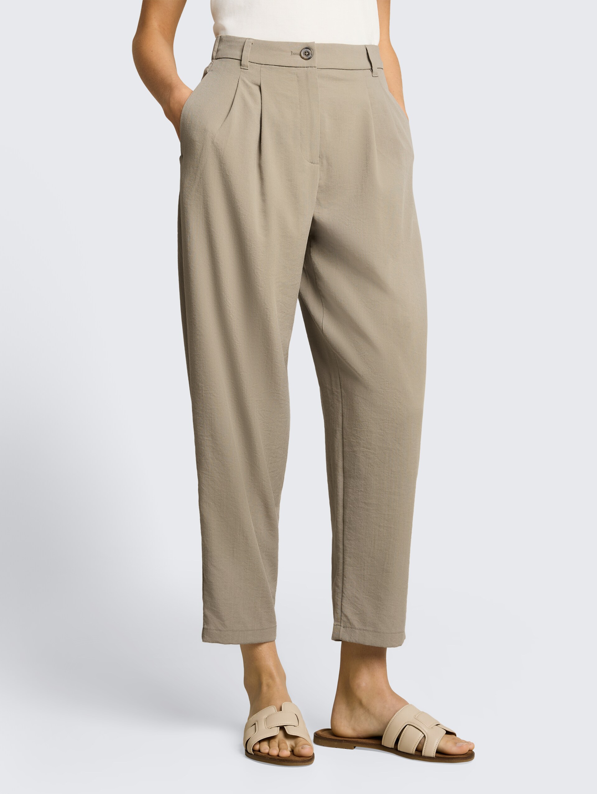 Cropped Barrel Hose - Silver Olive - Ausschnitt Model-Vorderansicht