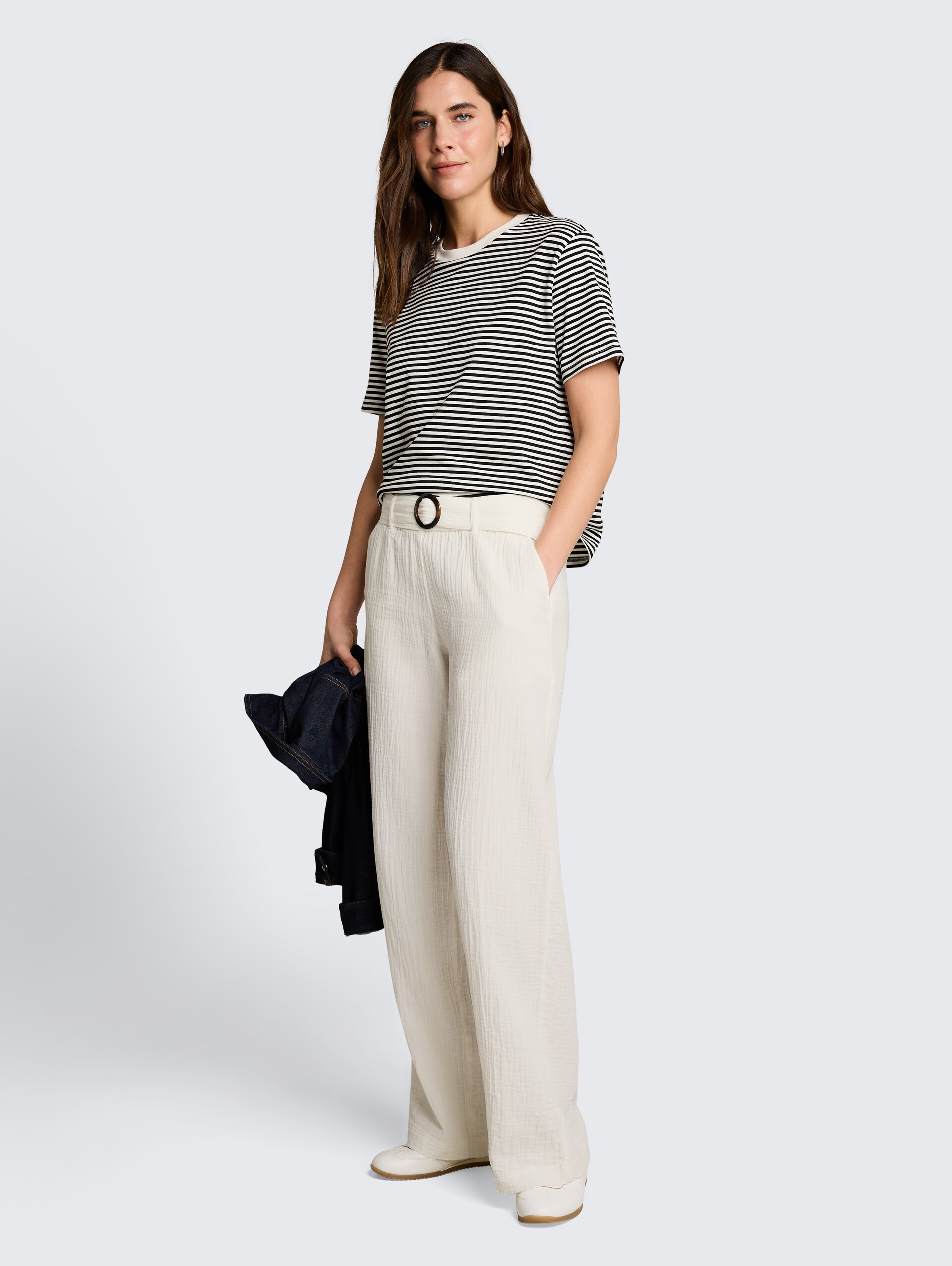 Mousseline broek met wijde pijpen en riem - Whisper White - Model vooraanzicht