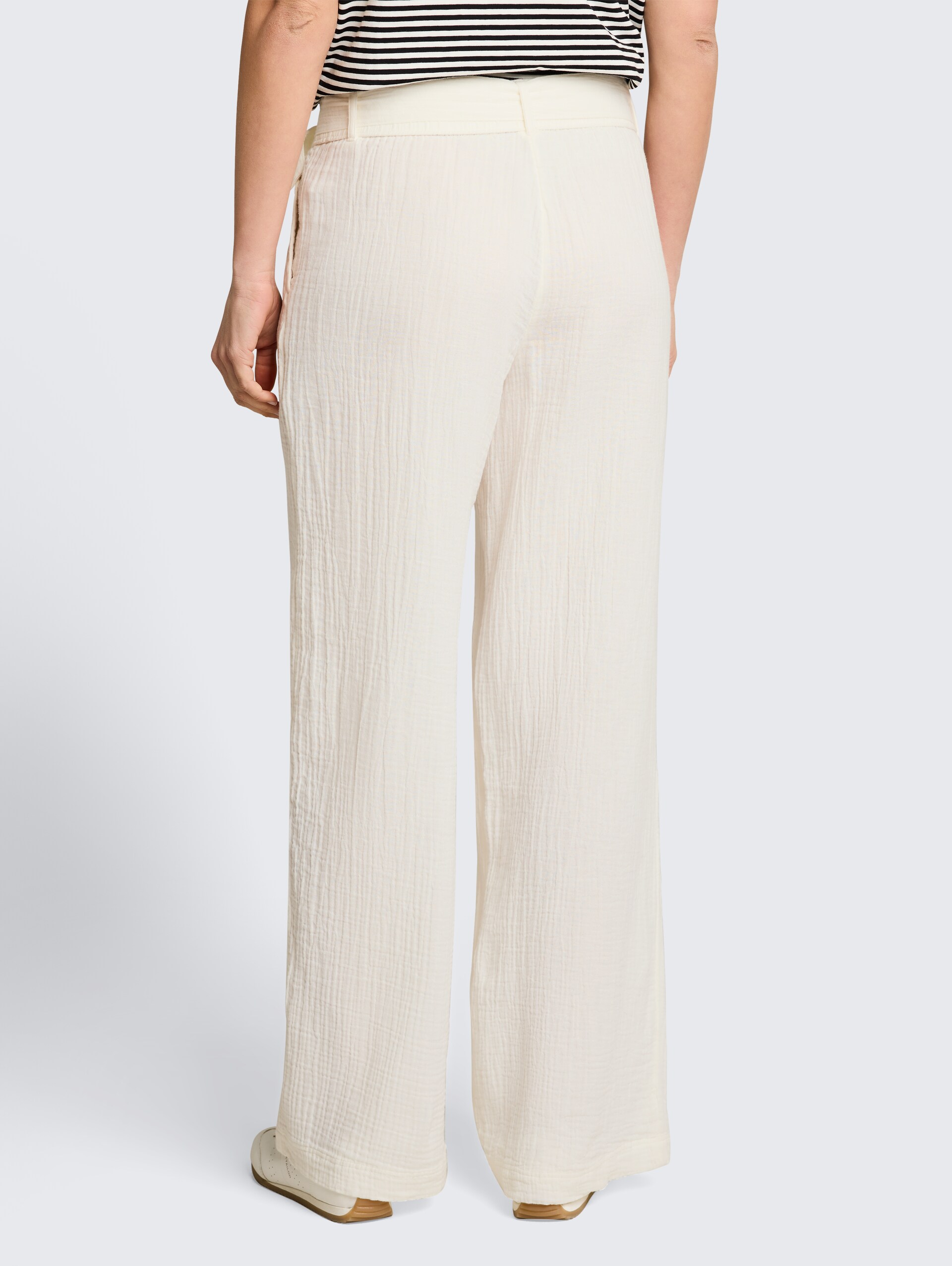 Mousseline broek met wijde pijpen en riem - Whisper White - Neklijn model-achteraanzicht