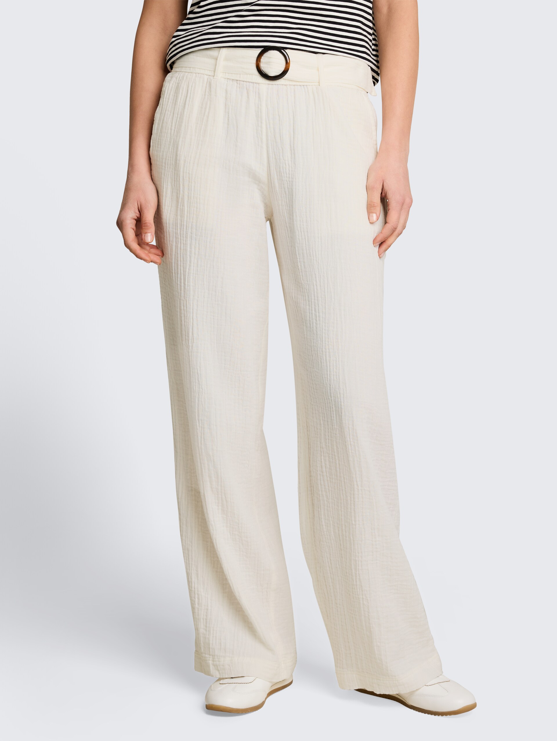 Mousseline broek met wijde pijpen en riem - Whisper White - Nek model vooraanzicht
