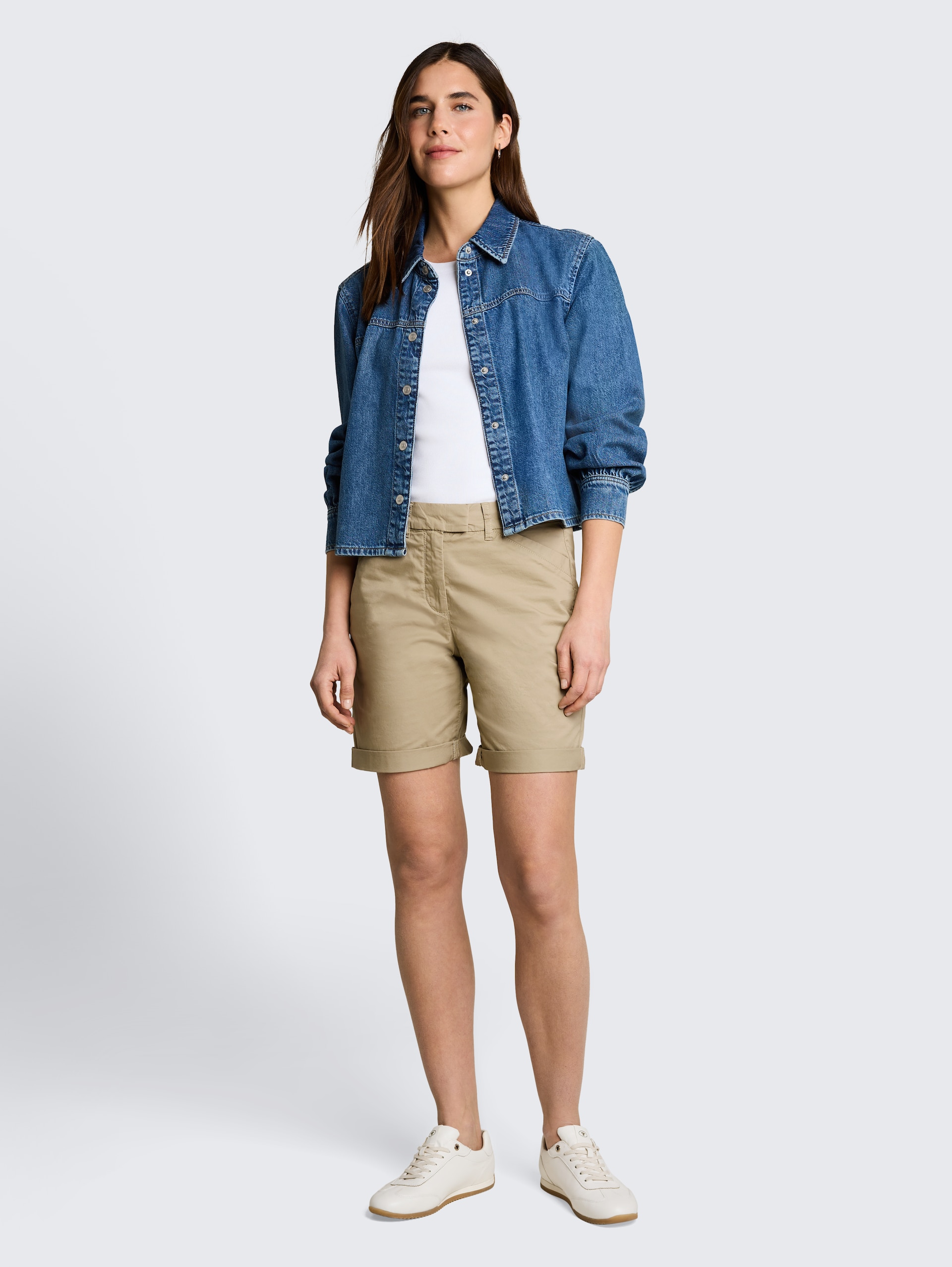 Chino-bermuda - Silver Olive - Model vooraanzicht