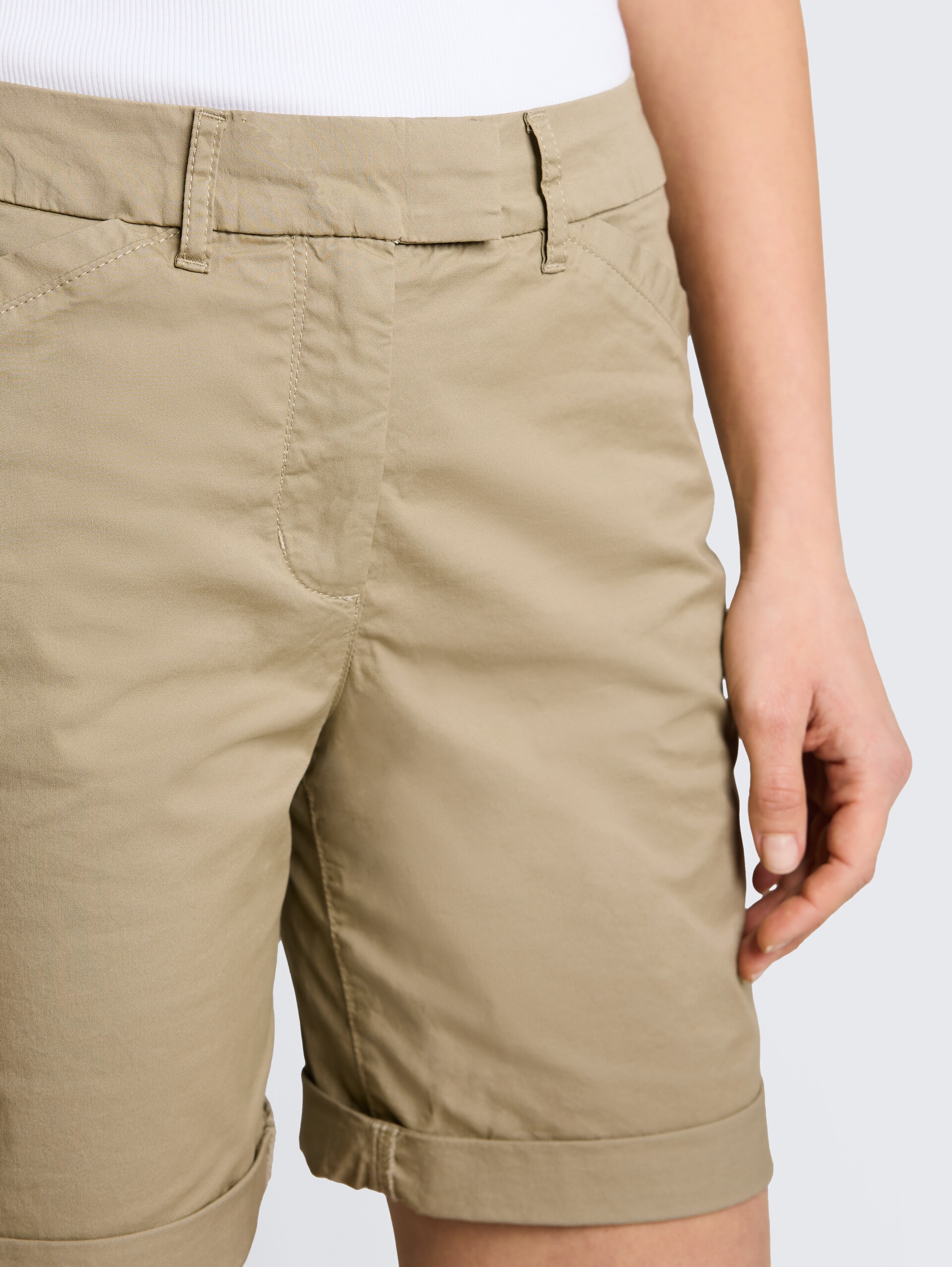 Chino-bermuda - Silver Olive - Detailaanzicht model