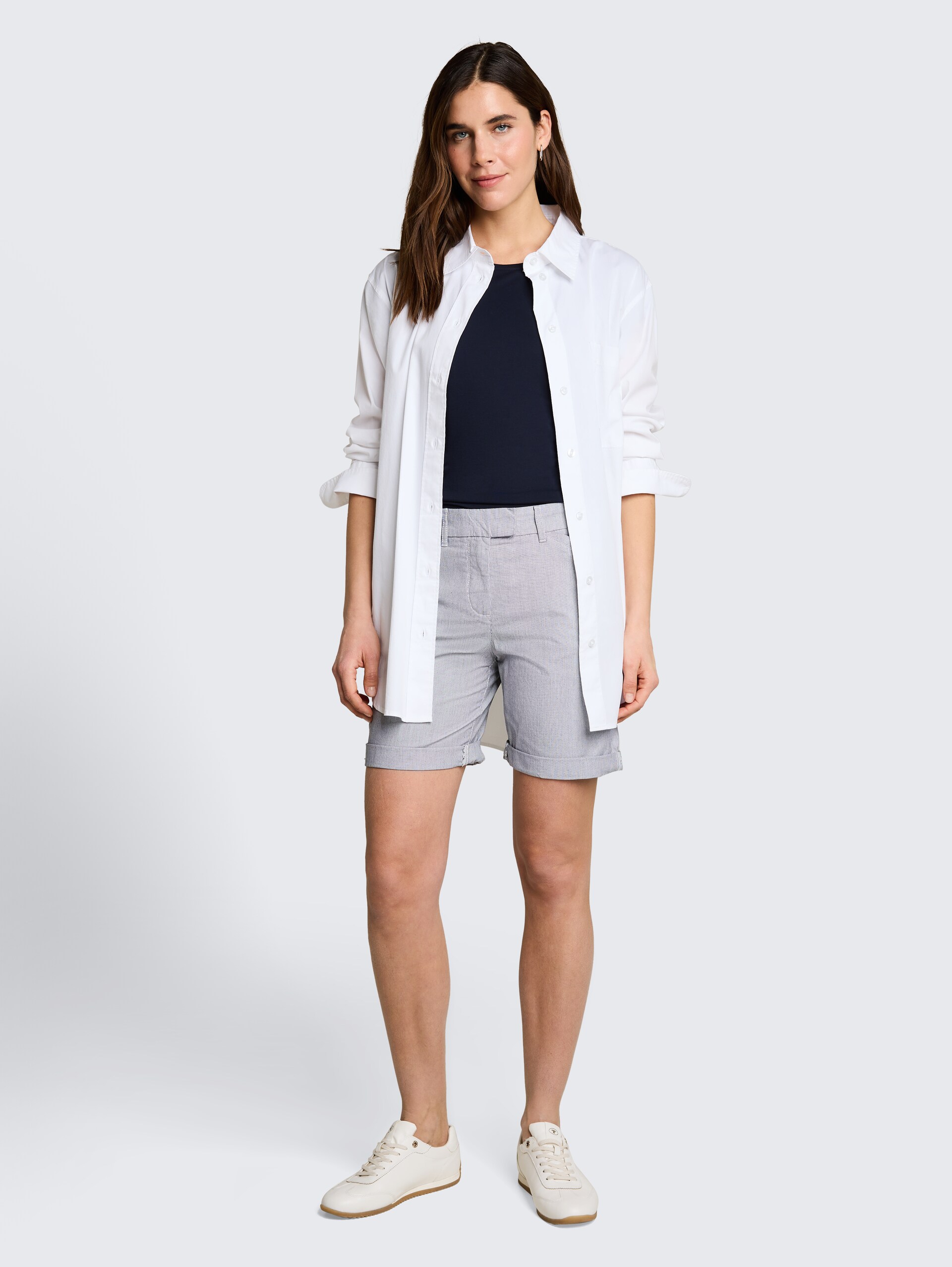 Chino-bermuda - offwhite black stripe - Model vooraanzicht
