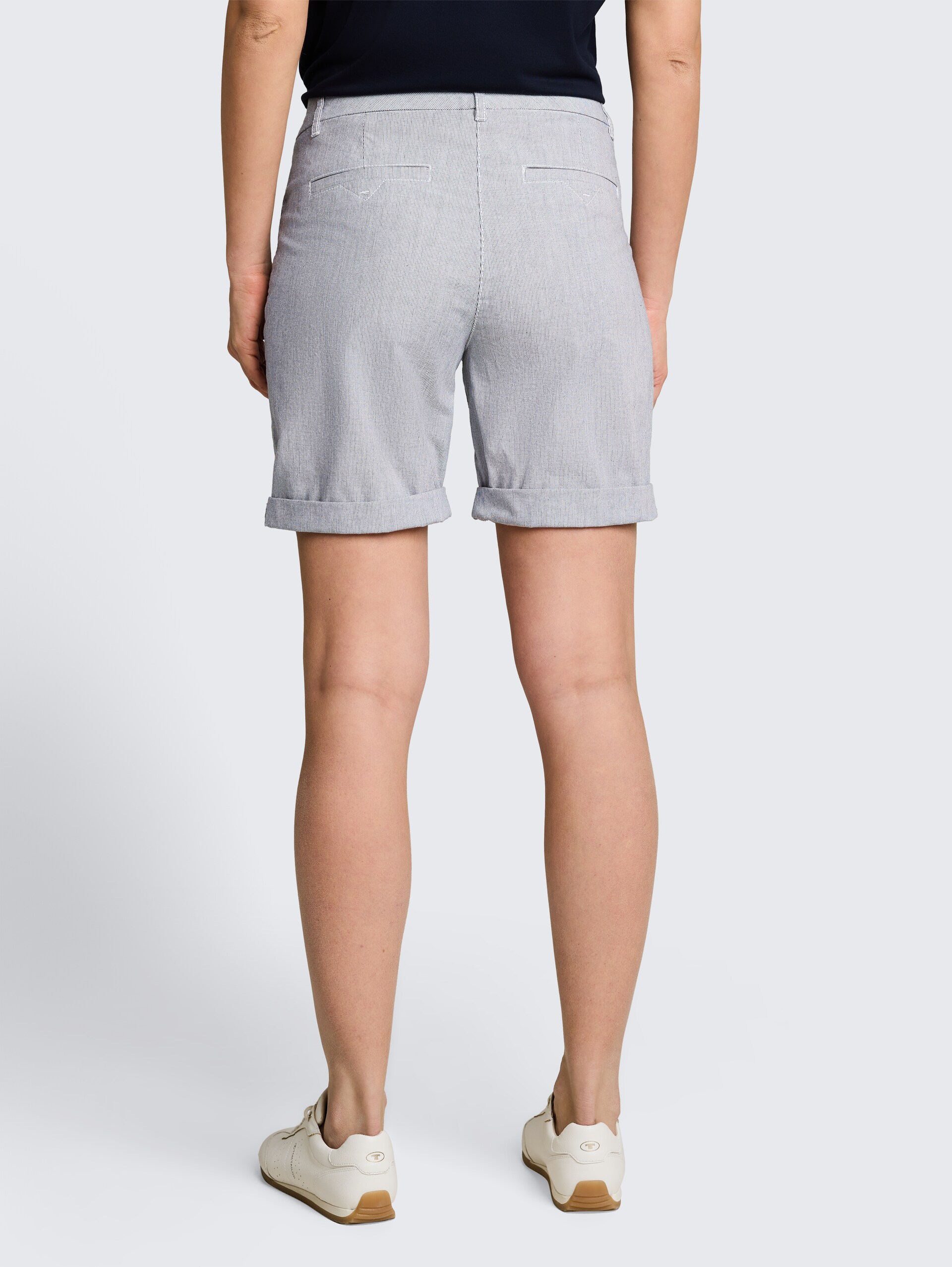 Chino-bermuda - offwhite black stripe - Neklijn model-achteraanzicht