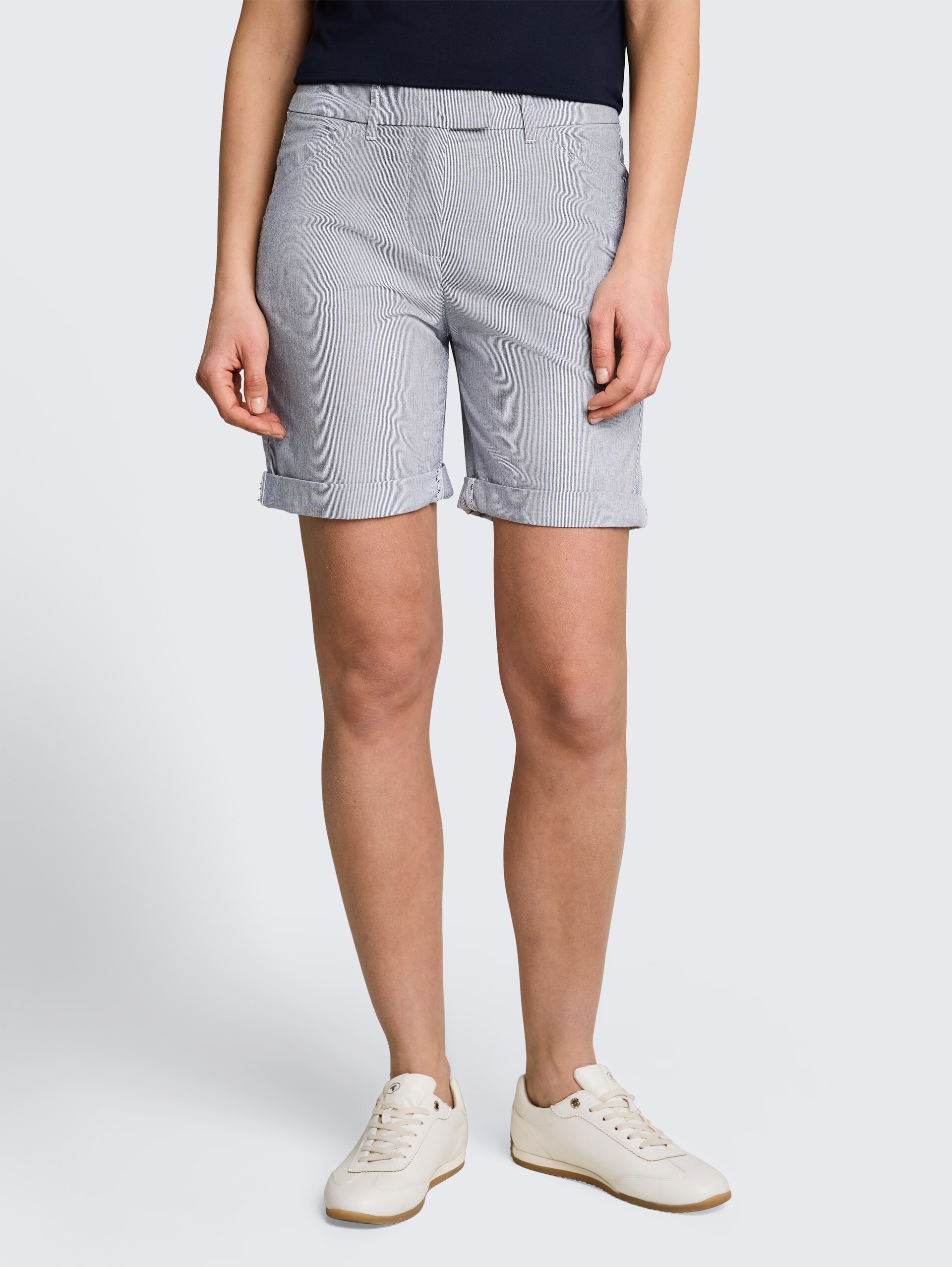 Chino-bermuda - offwhite black stripe - Nek model vooraanzicht