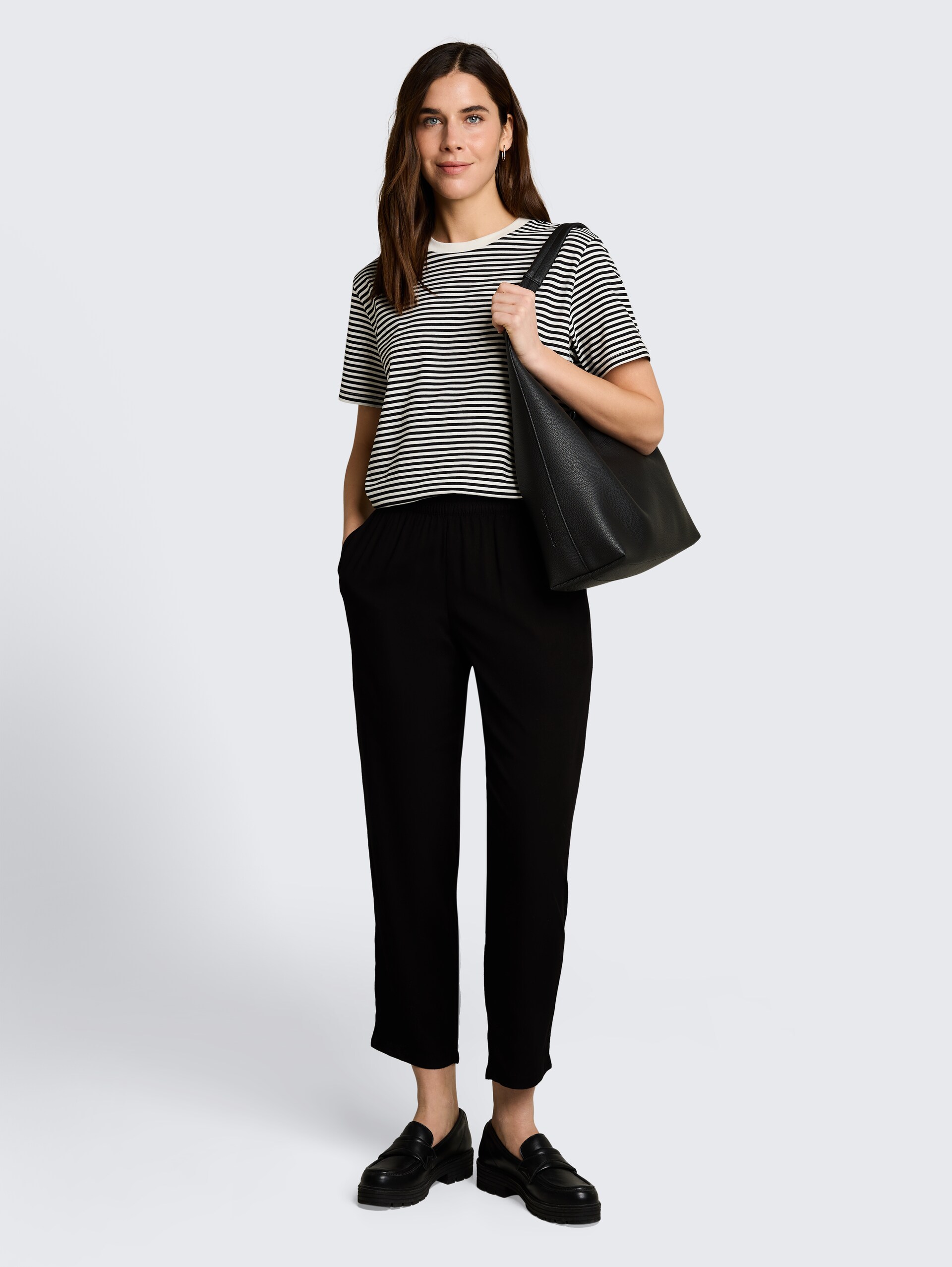 Loszittende broek van viscose - deep black - Model vooraanzicht