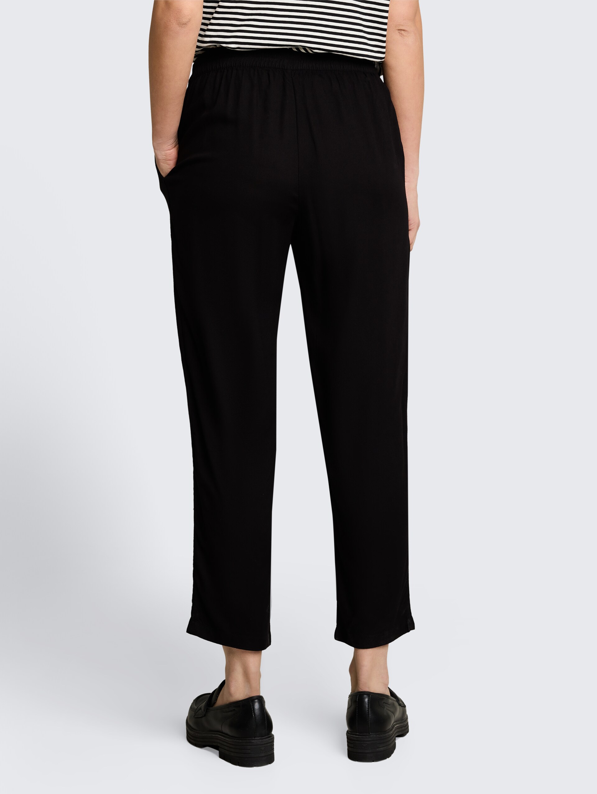 Loszittende broek van viscose - deep black - Neklijn model-achteraanzicht