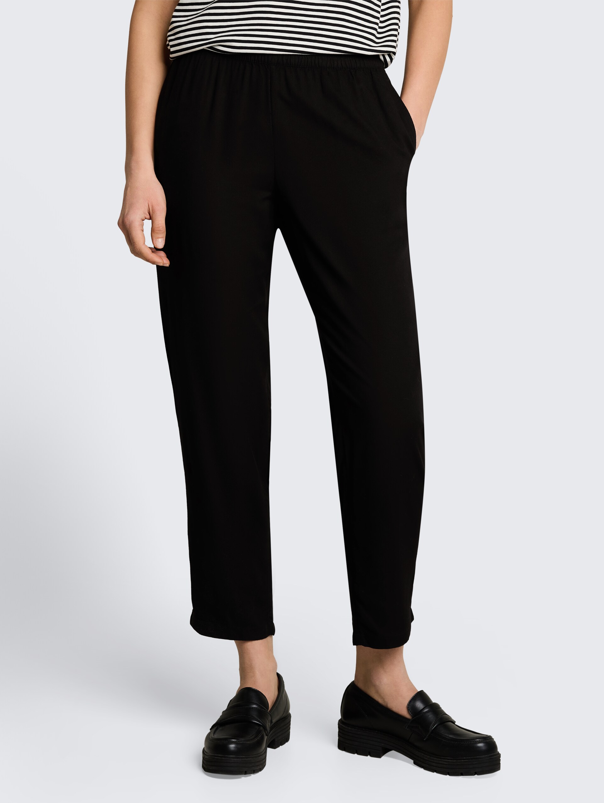 Loszittende broek van viscose - deep black - Nek model vooraanzicht