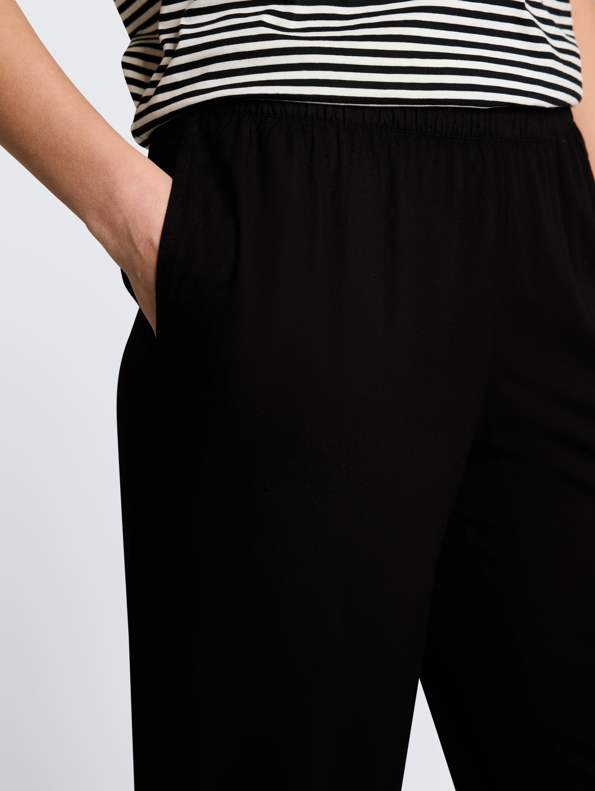 Loszittende broek van viscose - deep black - Detailaanzicht model