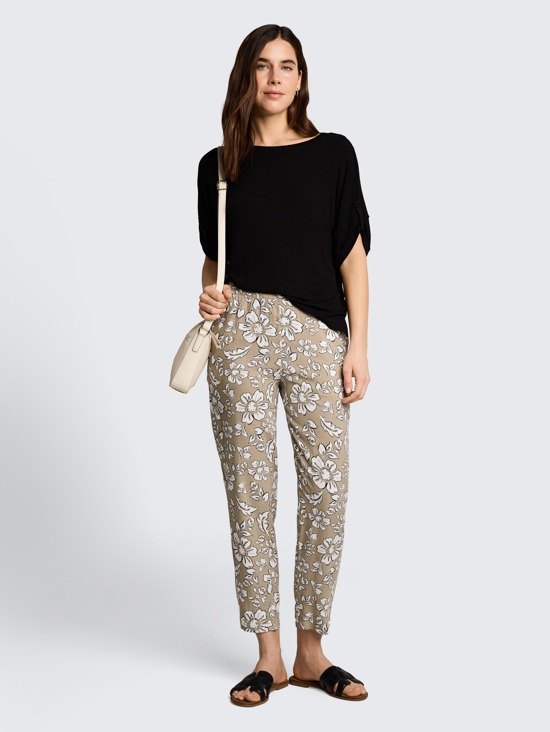Loszittende broek van viscose - olive big flower design - Model vooraanzicht