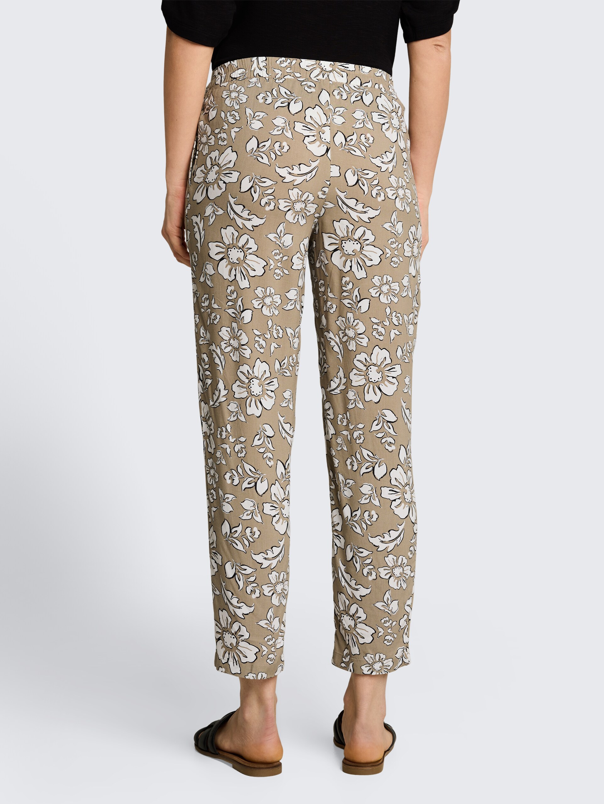 Loszittende broek van viscose - olive big flower design - Neklijn model-achteraanzicht