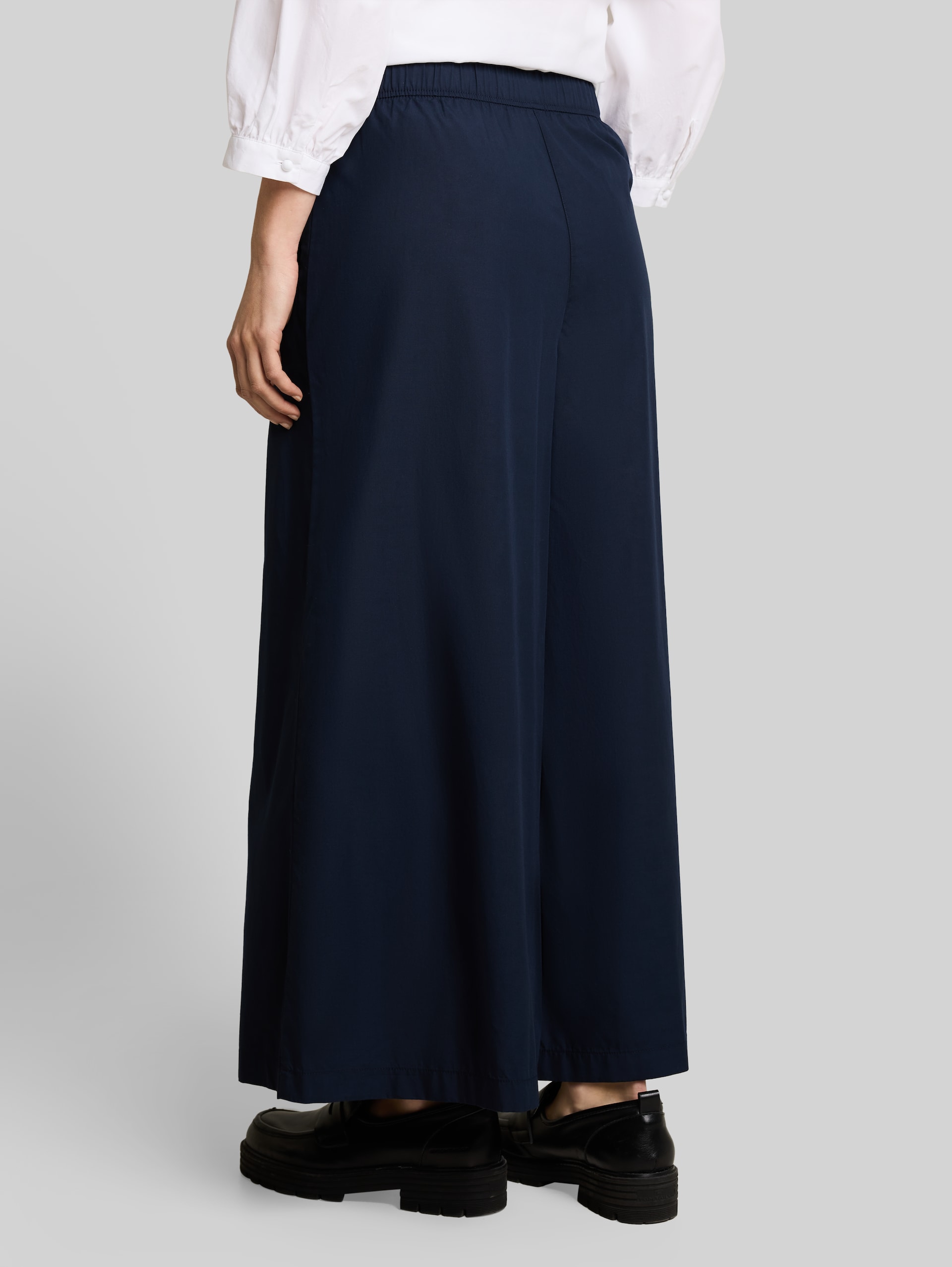 Cropped wide-leg trousers - sky captain blue - Neckline model-back view