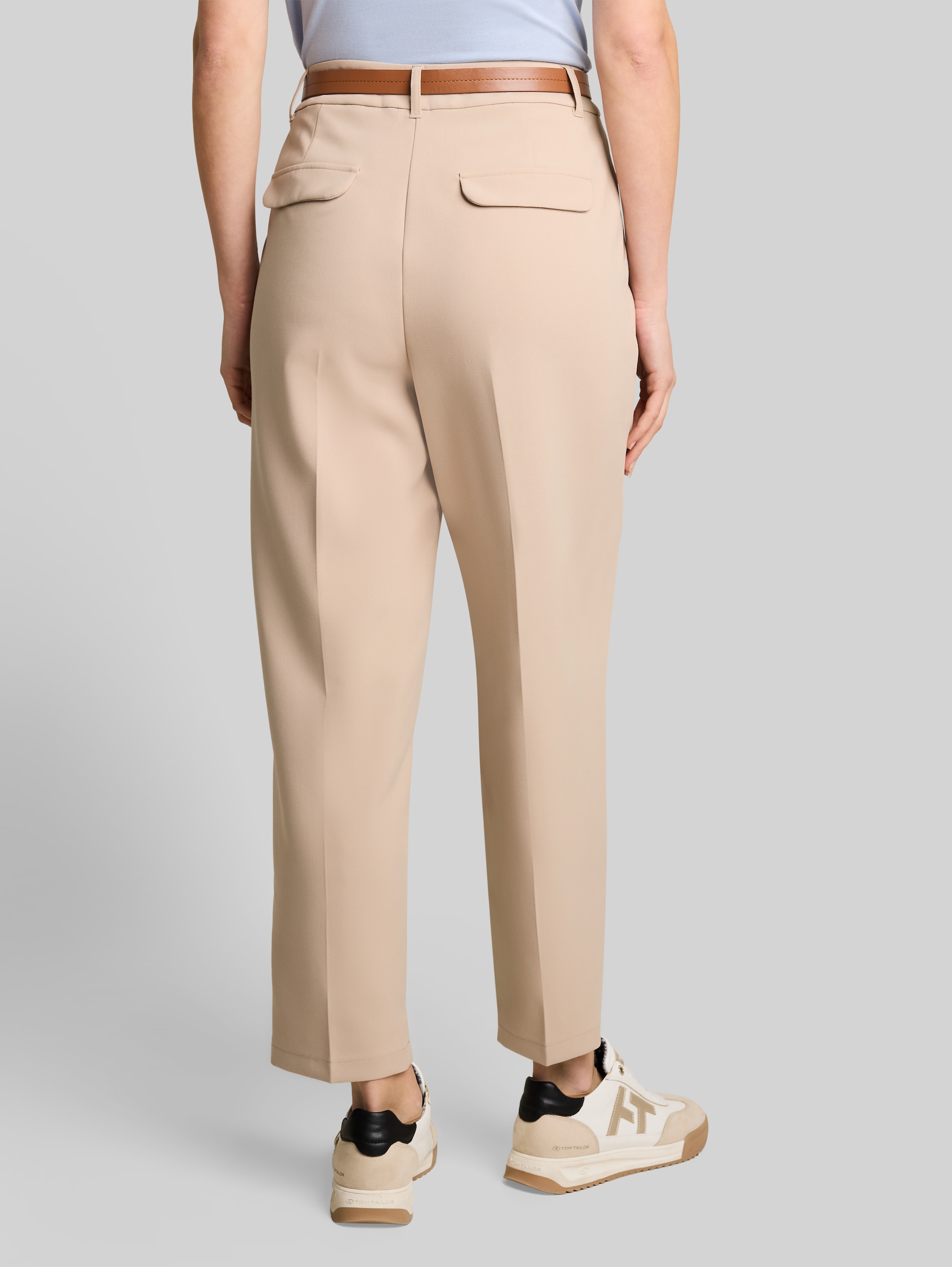 Loose Fit Barrel Hose mit Gürtel - Gravel Beige - Auschnitt Model-Rückansicht