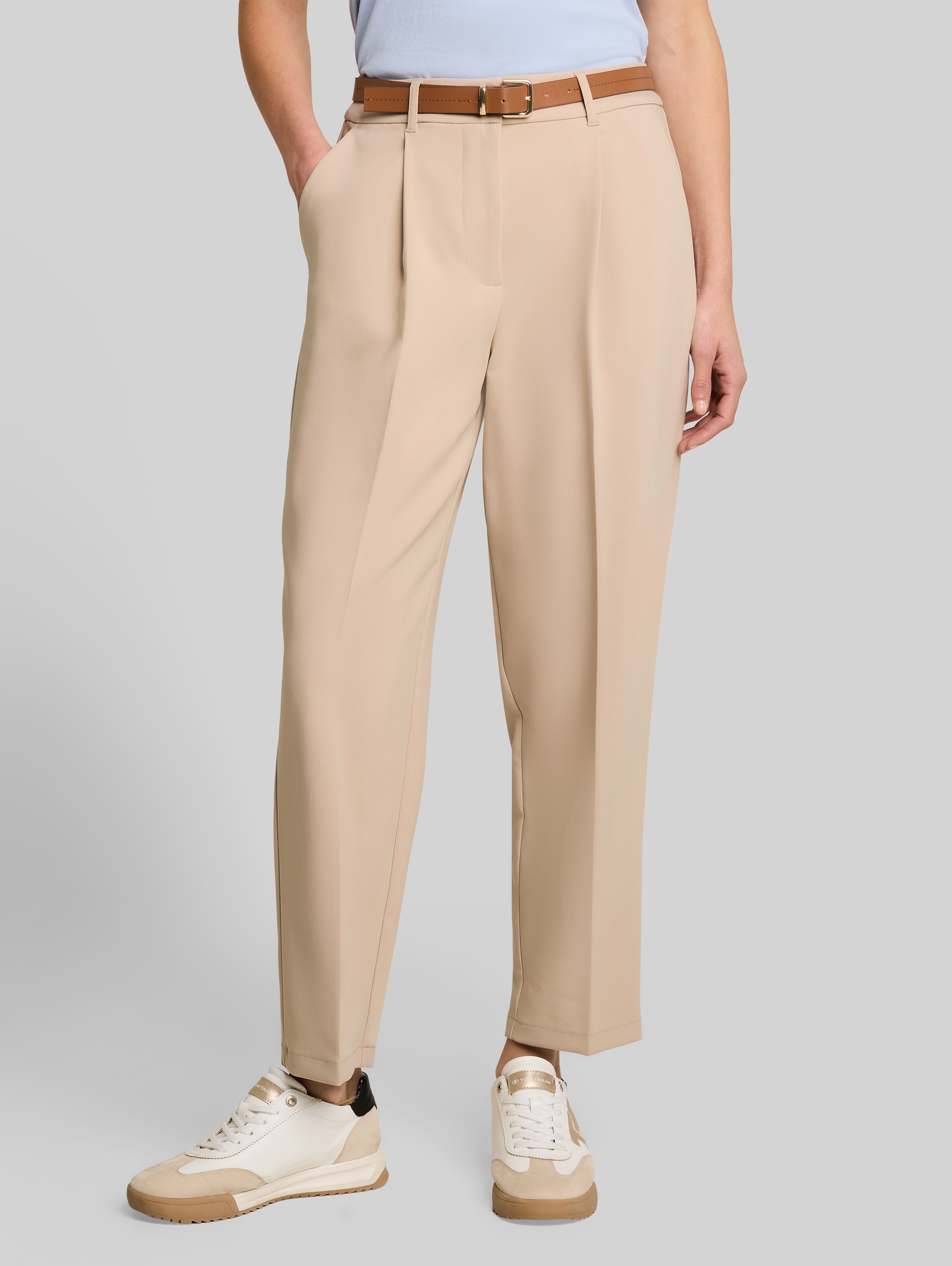 Loose Fit Barrel Hose mit Gürtel - Gravel Beige - Ausschnitt Model-Vorderansicht