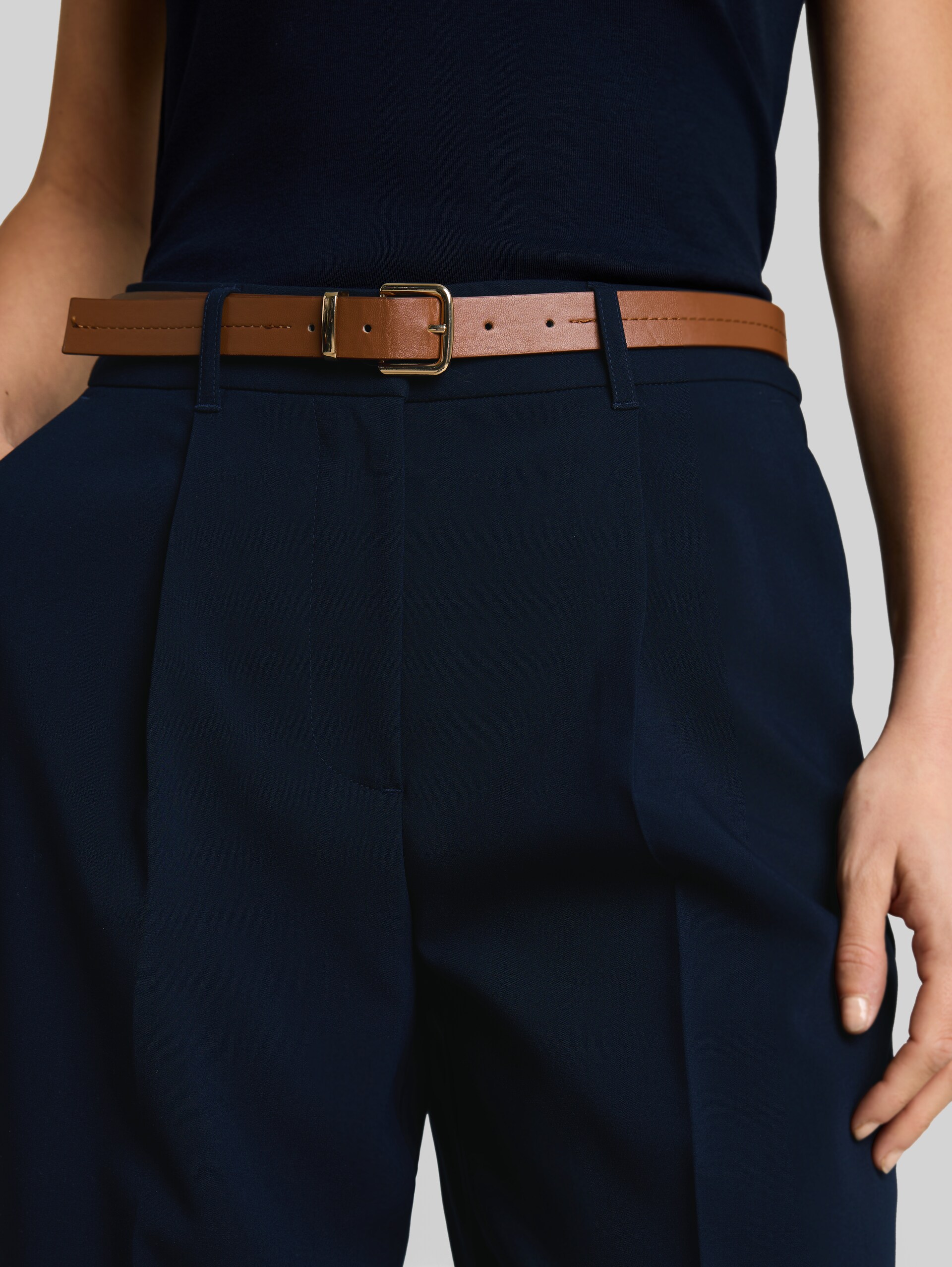 Loose Fit Barrel Hose mit Gürtel - sky captain blue - Detail-Model-Ansicht