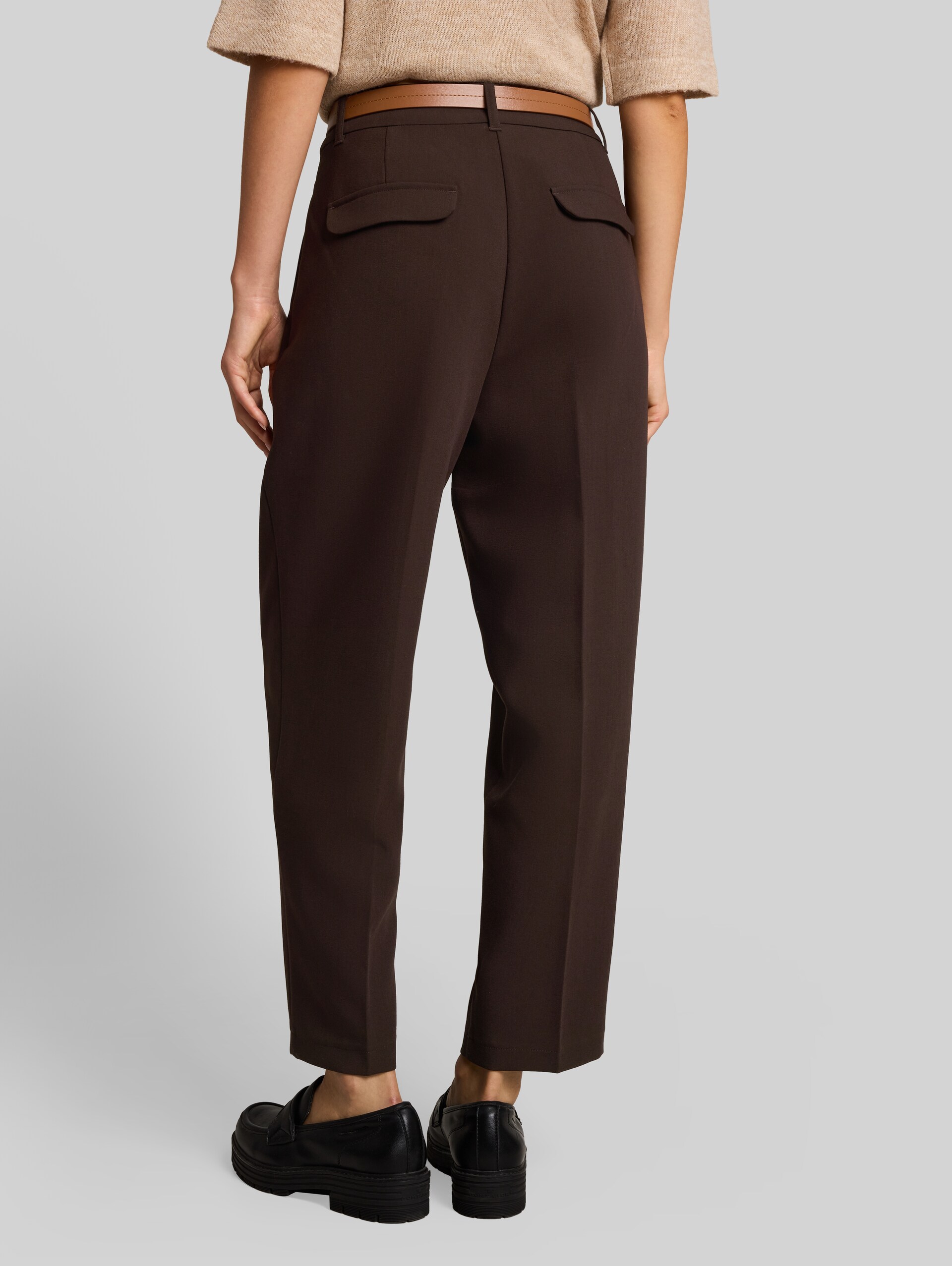 Loszittende barrel-broek met riem - java dark brown - Neklijn model-achteraanzicht
